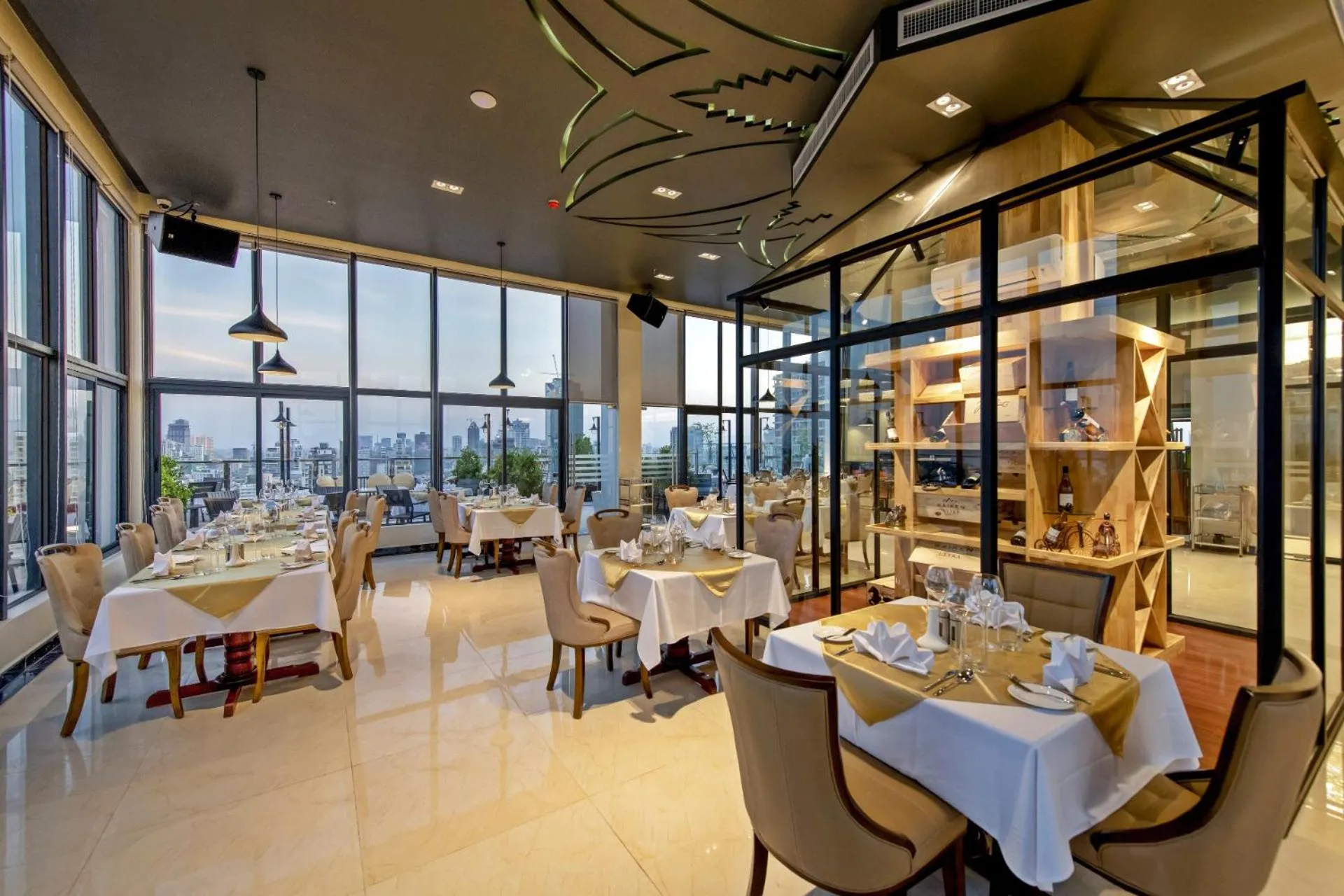 Restaurant/places to eat in Poulo Wai Hotel, Trademark Collection by Wyndham