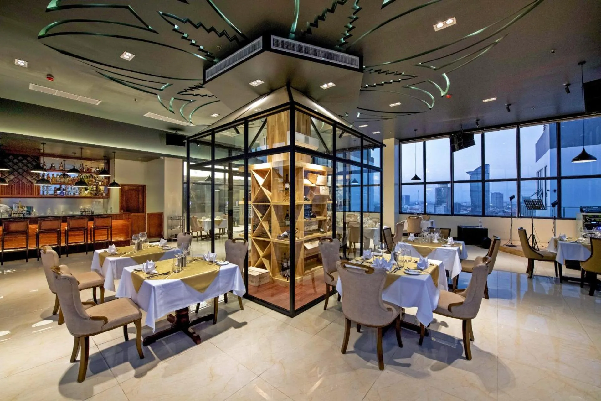 Restaurant/places to eat in Poulo Wai Hotel, Trademark Collection by Wyndham