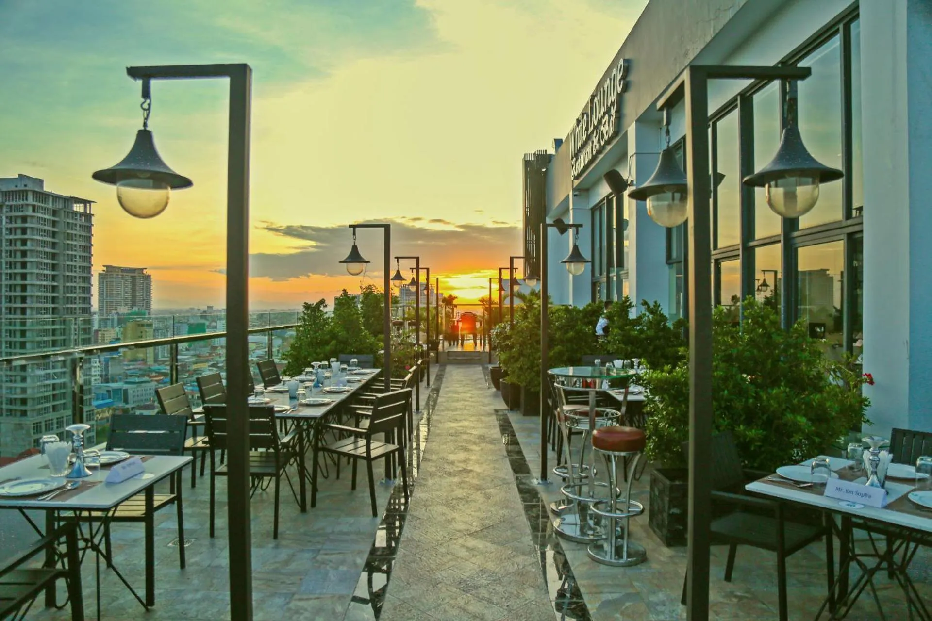 Lounge or bar in Poulo Wai Hotel, Trademark Collection by Wyndham