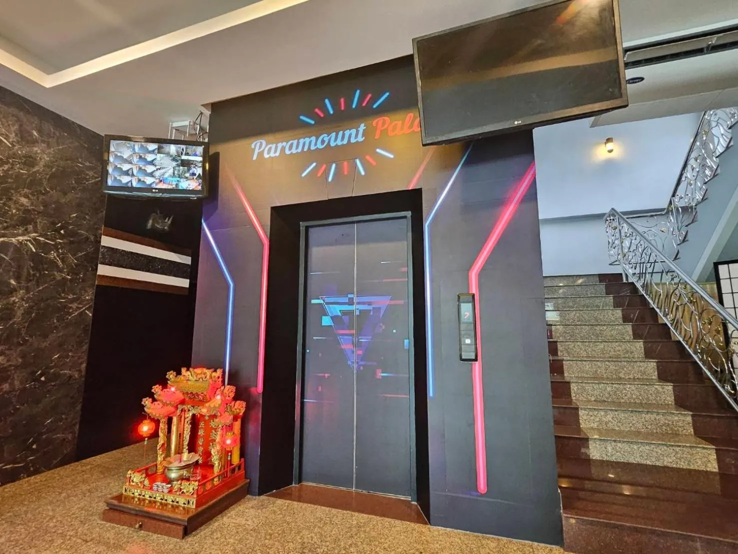 elevator in Paramount Palace Hotel Dannok