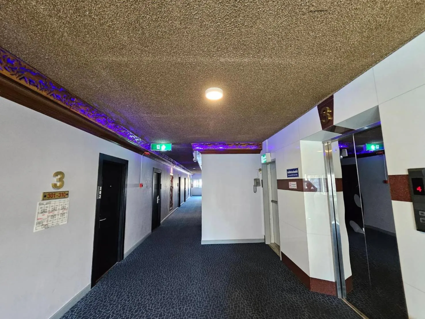 elevator in Paramount Palace Hotel Dannok