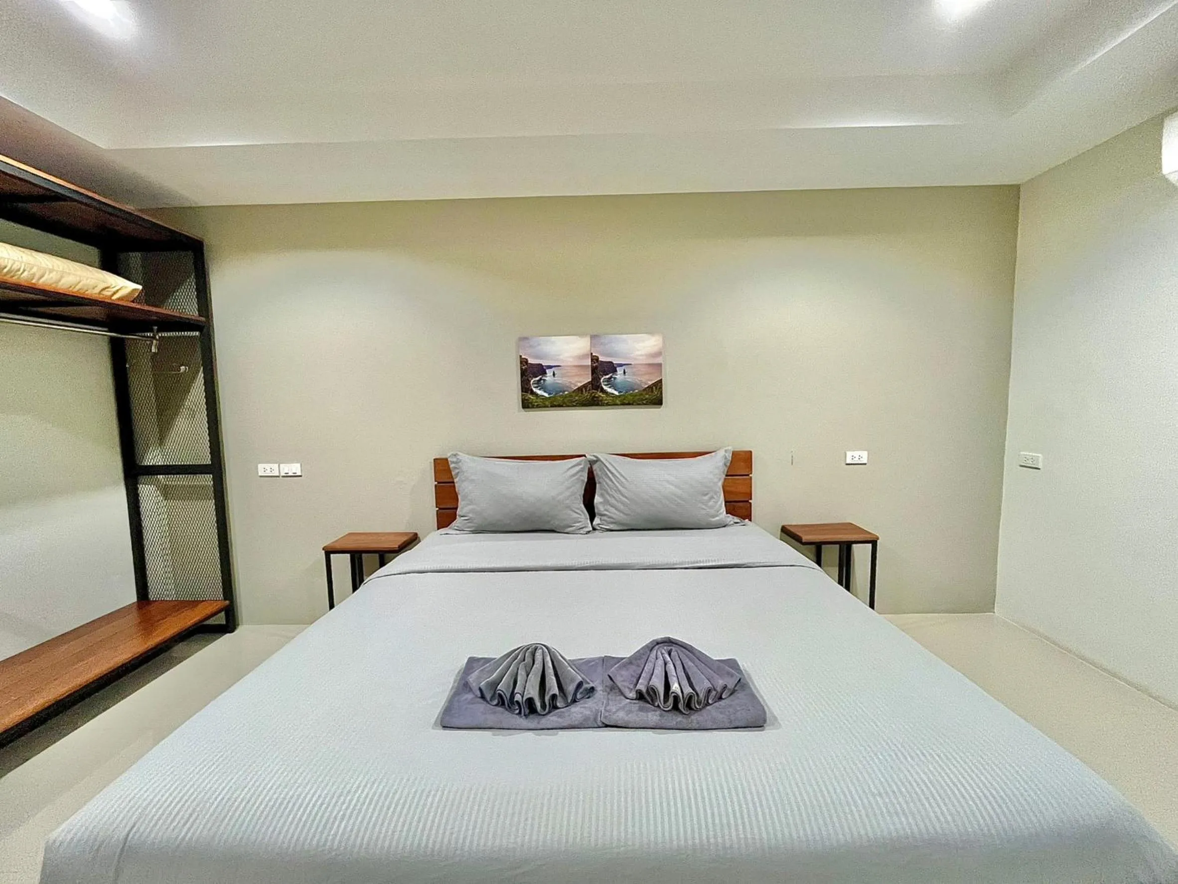 The Gun Hotel Premium