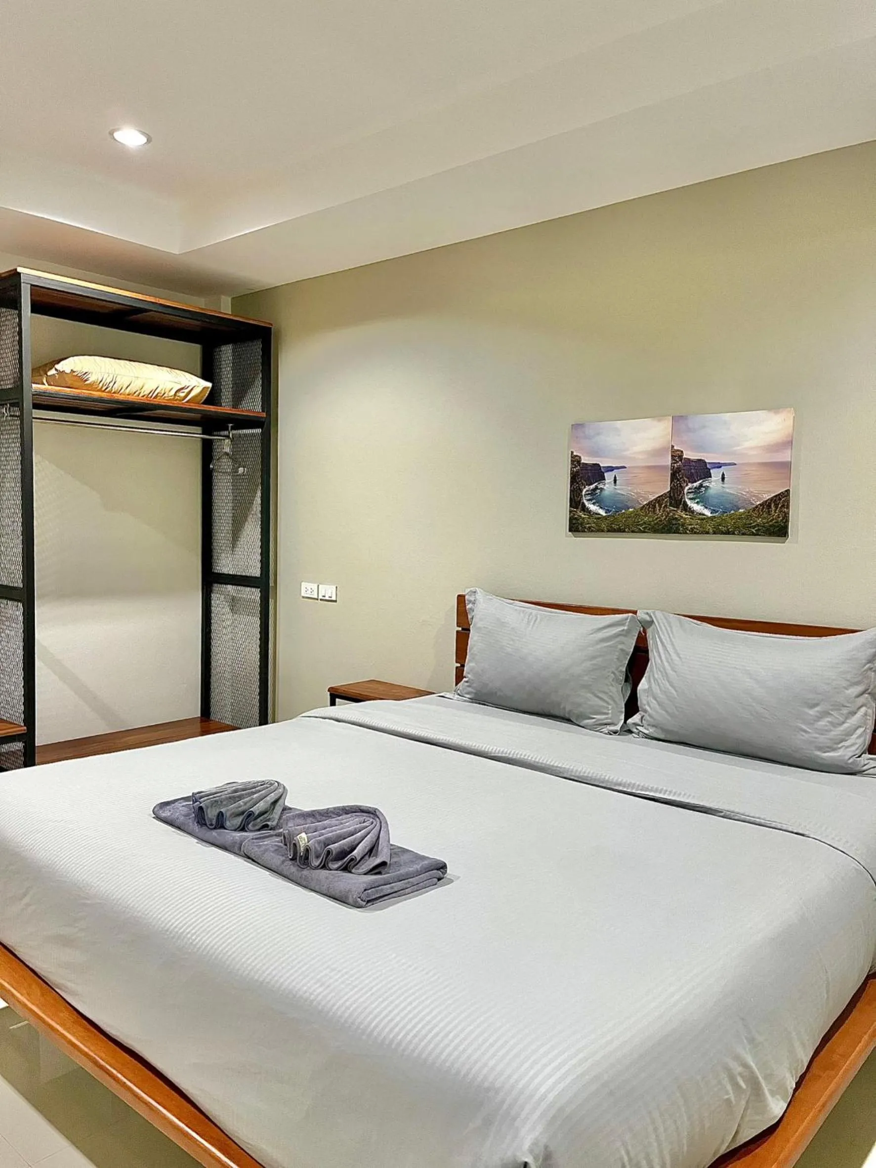 The Gun Hotel Premium