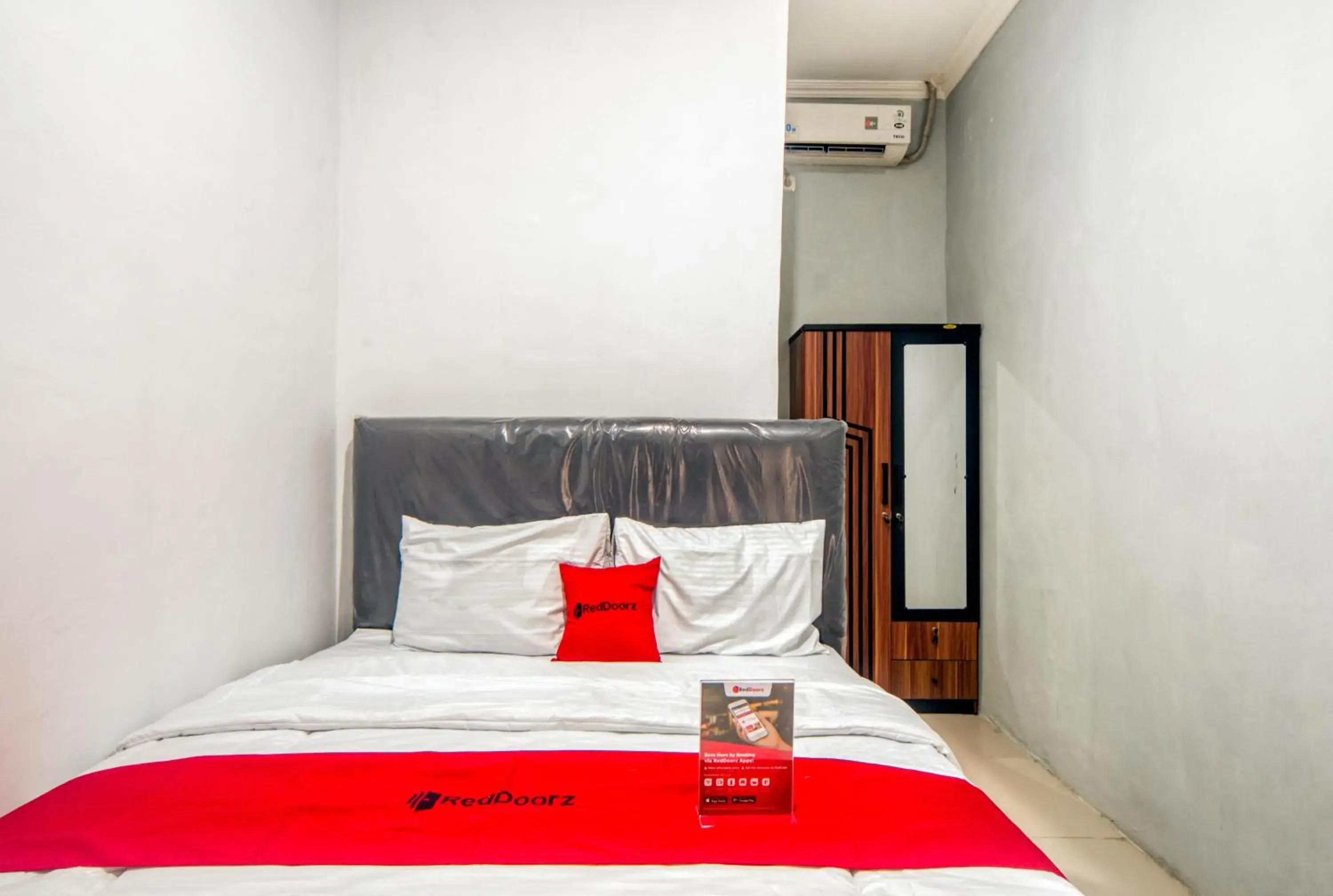 Bedroom, Bed in RedDoorz near Graha Cijantung Mall Bedroom, Bed in RedDoorz near Graha Cijantung Mall