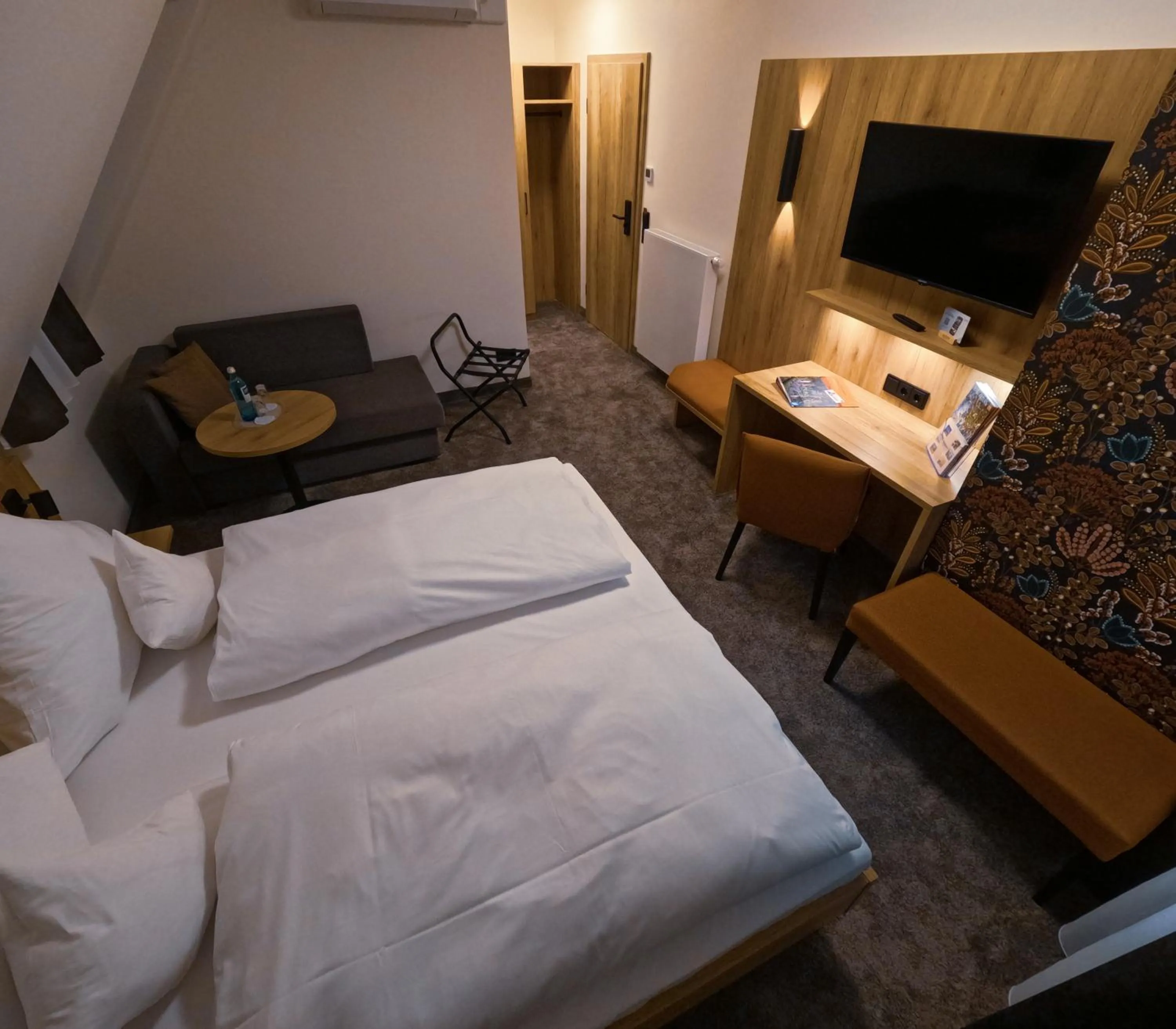 Seating area, Bed in Akzent Hotel Schranne