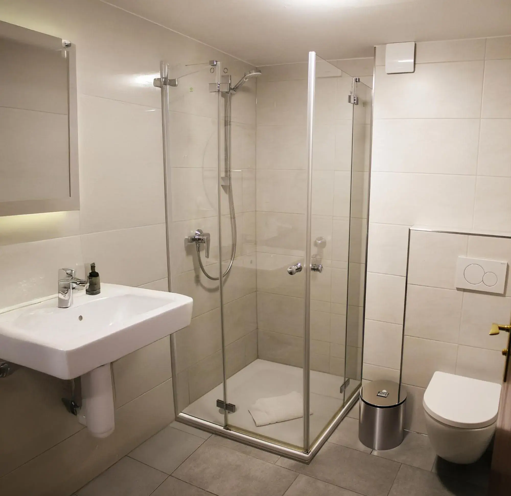 Twin Room with Shower in Hotel Simonis Koblenz Twin Room with Shower in Hotel Simonis Koblenz