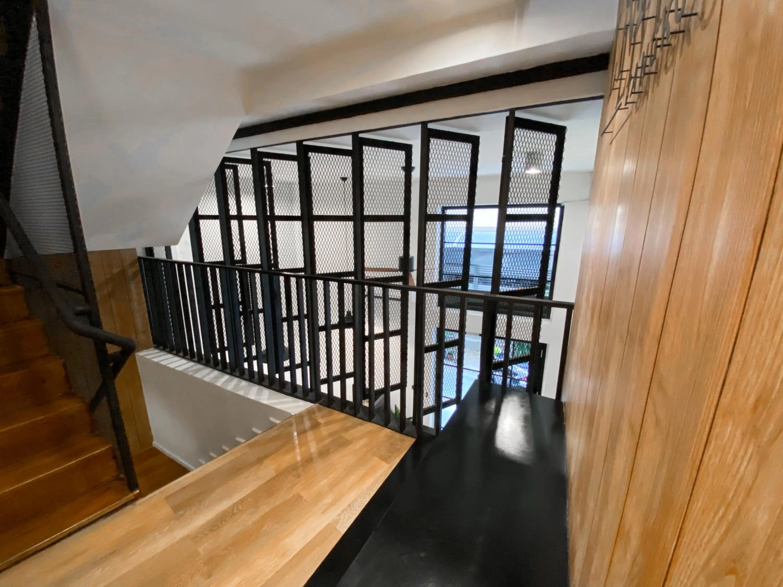 Communal lounge/ TV room in Livinn91 Hotel