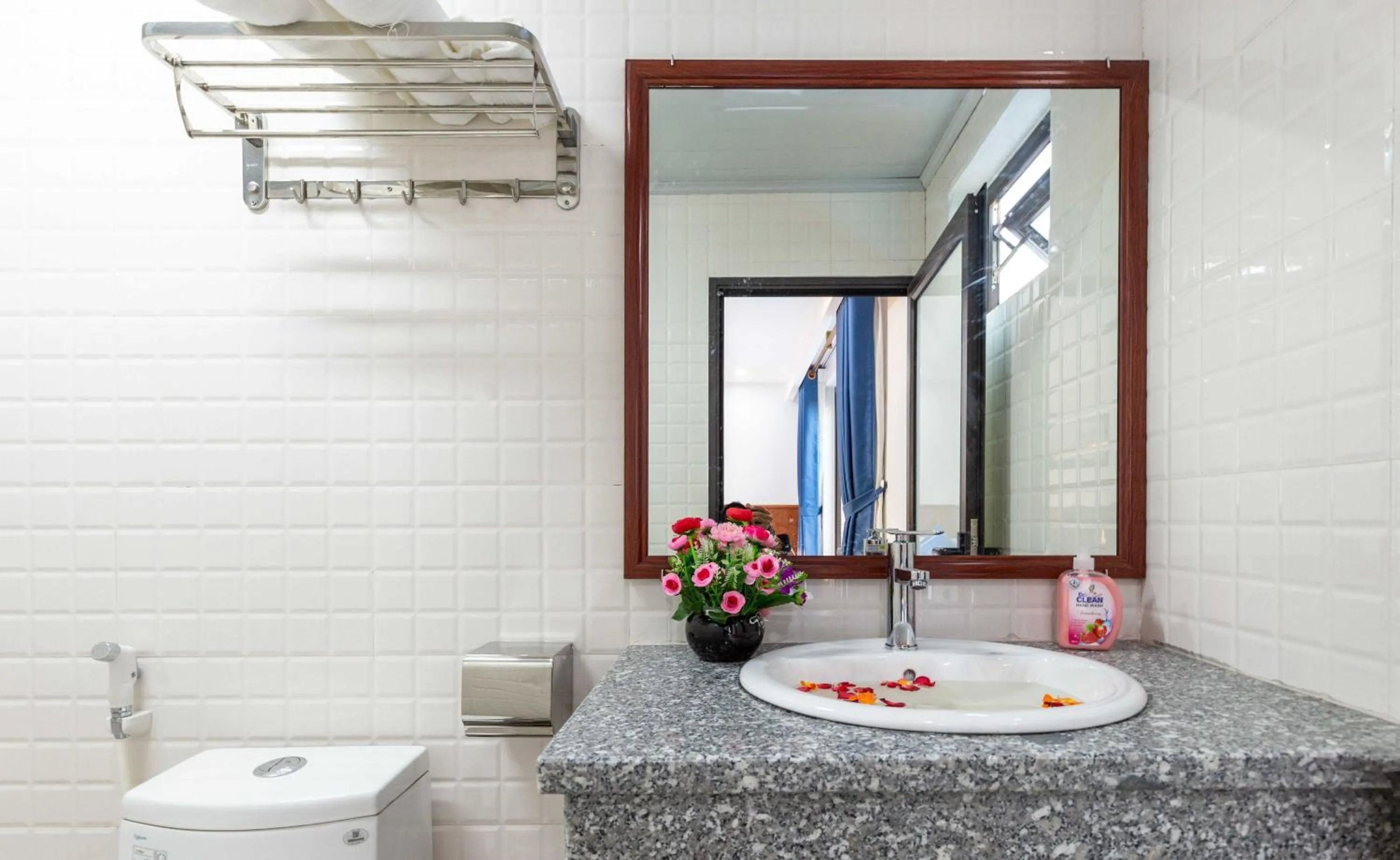 Toilet in Elizabeth Hotel Tam Coc