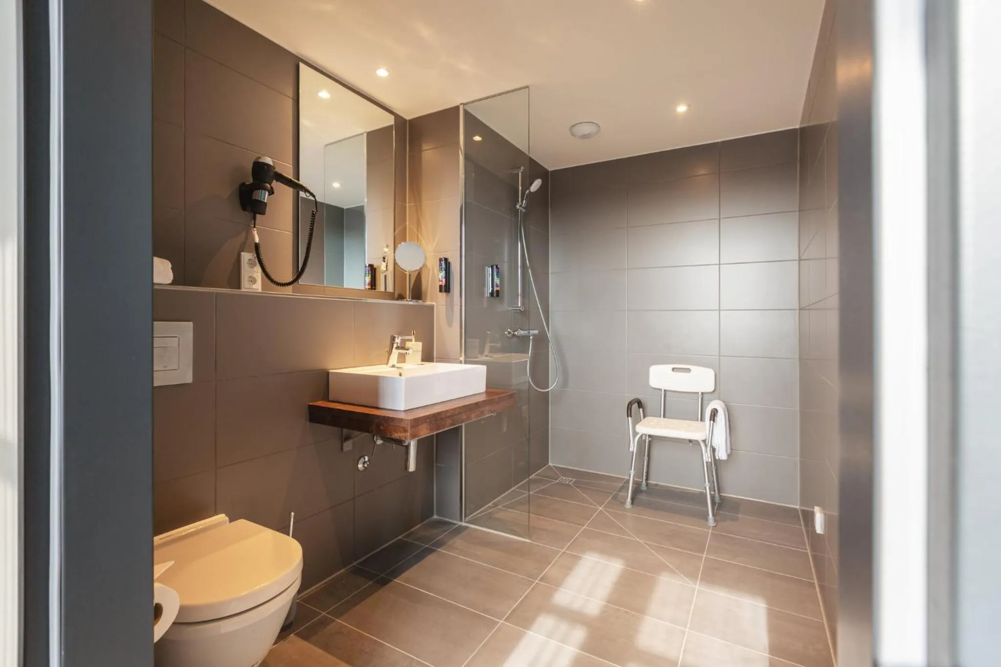 Bathroom in Holiday Inn - the niu, Bricks Hamburg Eppendorf by IHG