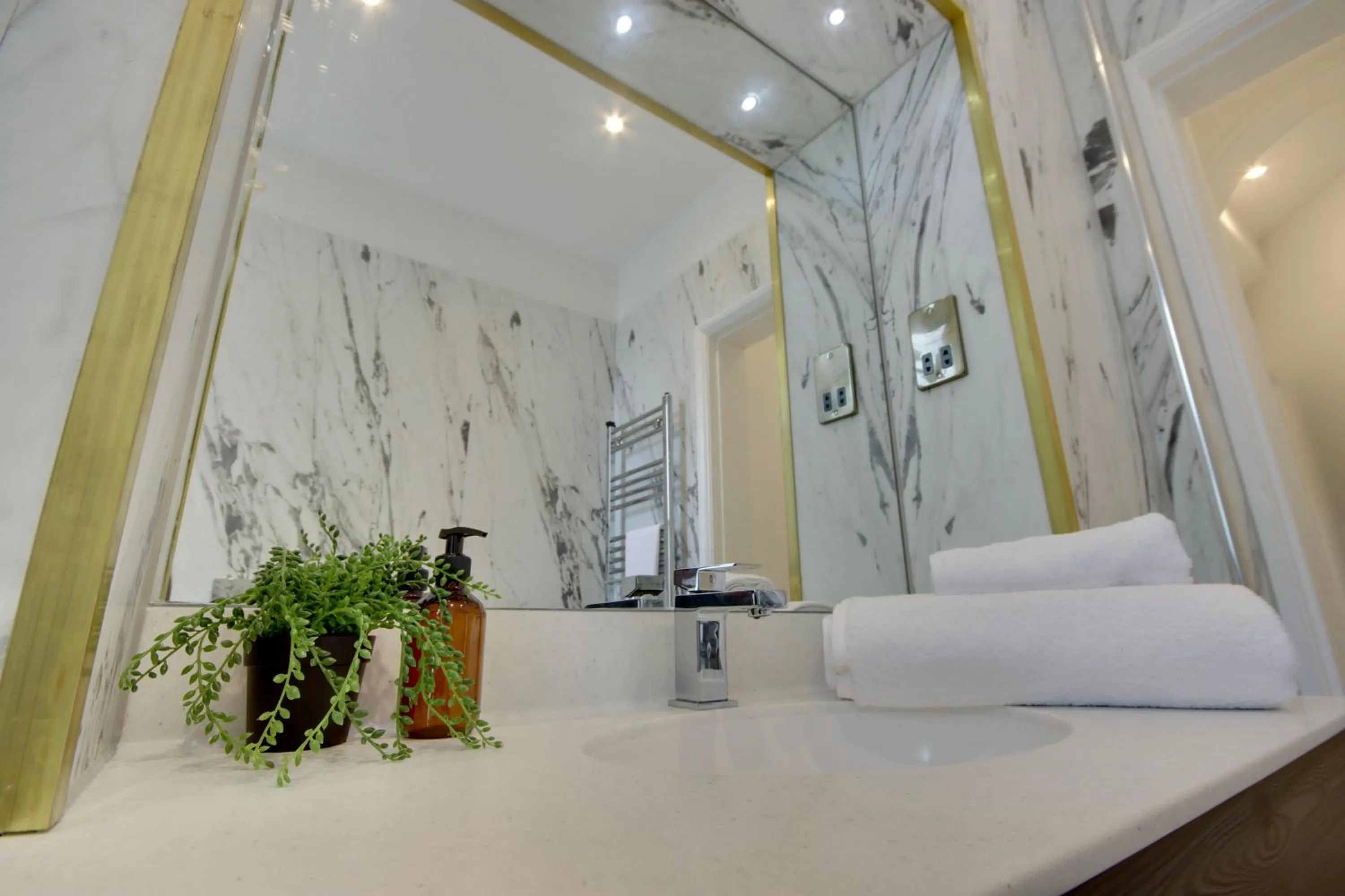 Bathroom, Bed in Orange Grove Hotel & Gardens