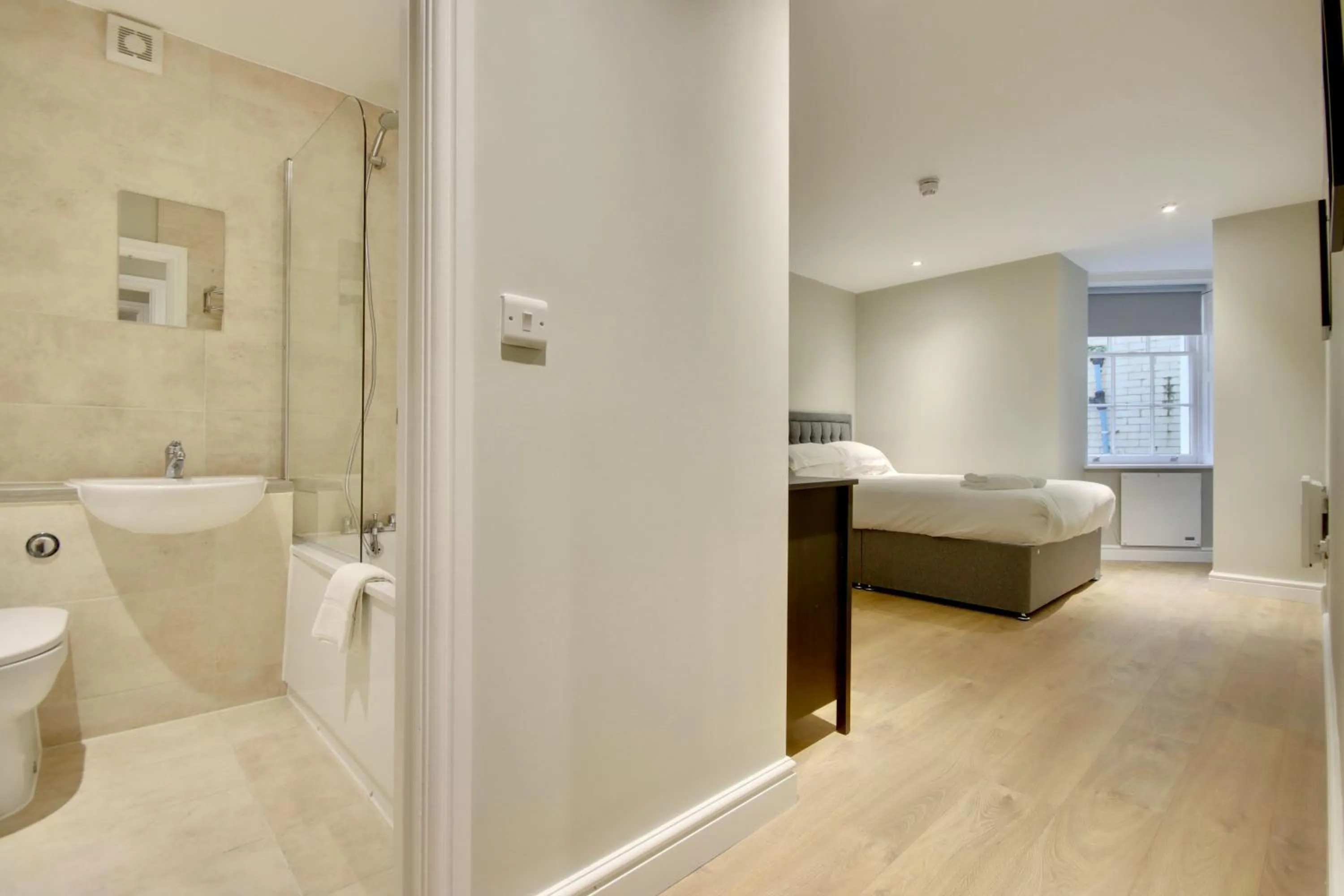 Bathroom, Bed in Orange Grove Hotel & Gardens