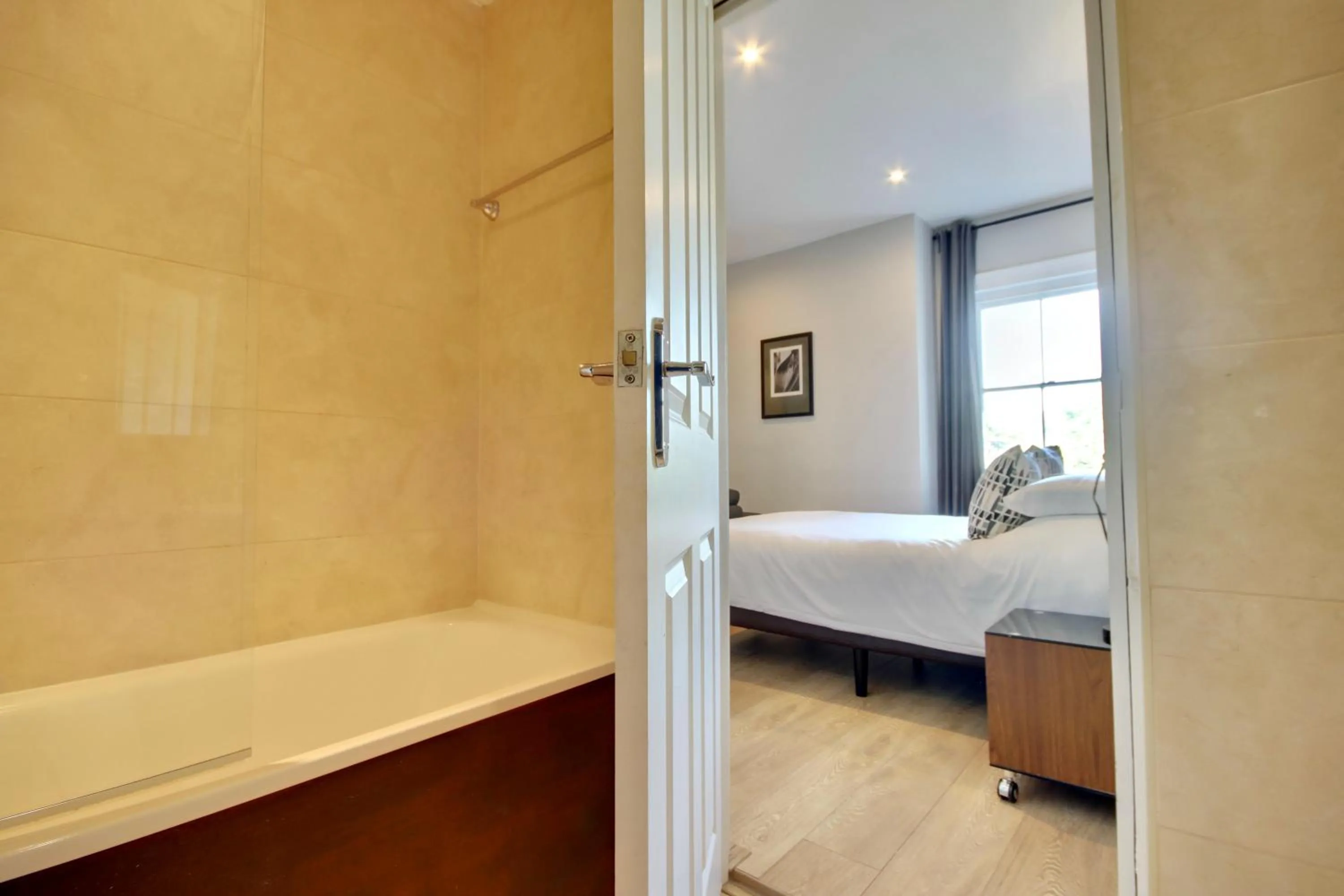 Bath, Bed in Orange Grove Hotel & Gardens