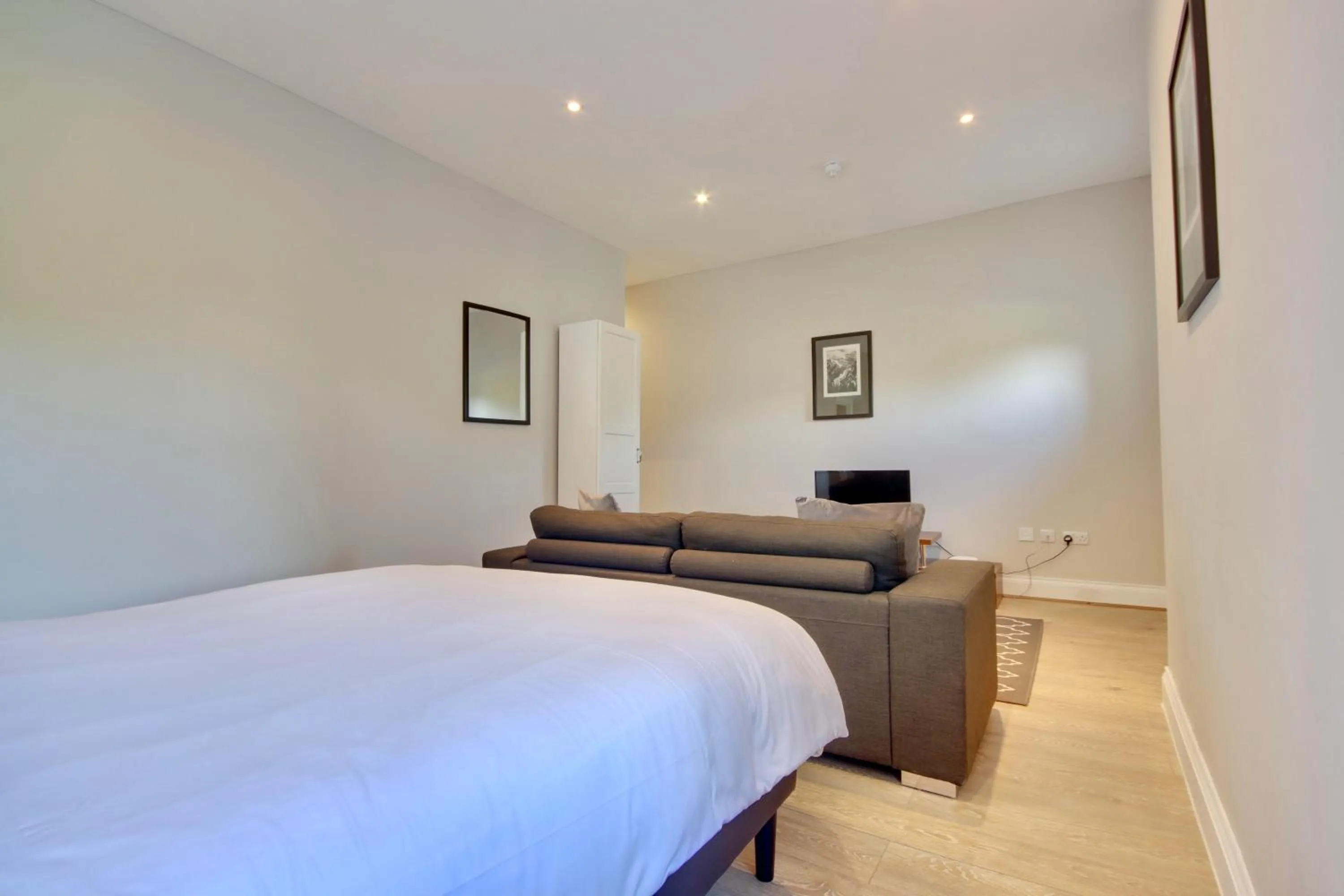 Living room, Bed in Orange Grove Hotel & Gardens