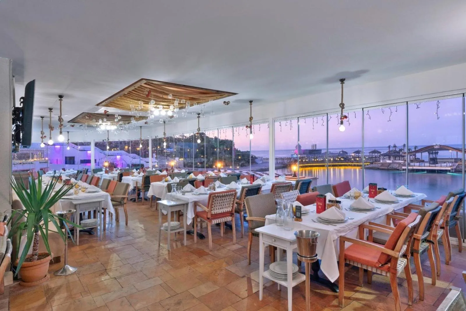 Restaurant/places to eat in Cratos Premium Hotel Casino & SPA