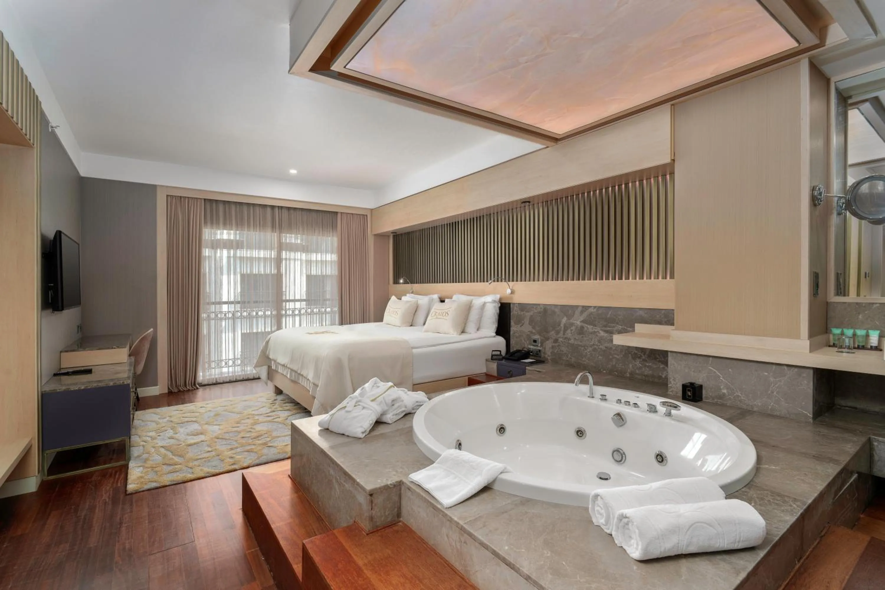Hot Tub, Bed in Cratos Premium Hotel Casino & SPA