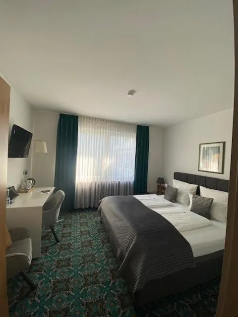 Photo of the whole room, Bed in Stadthotel Geis