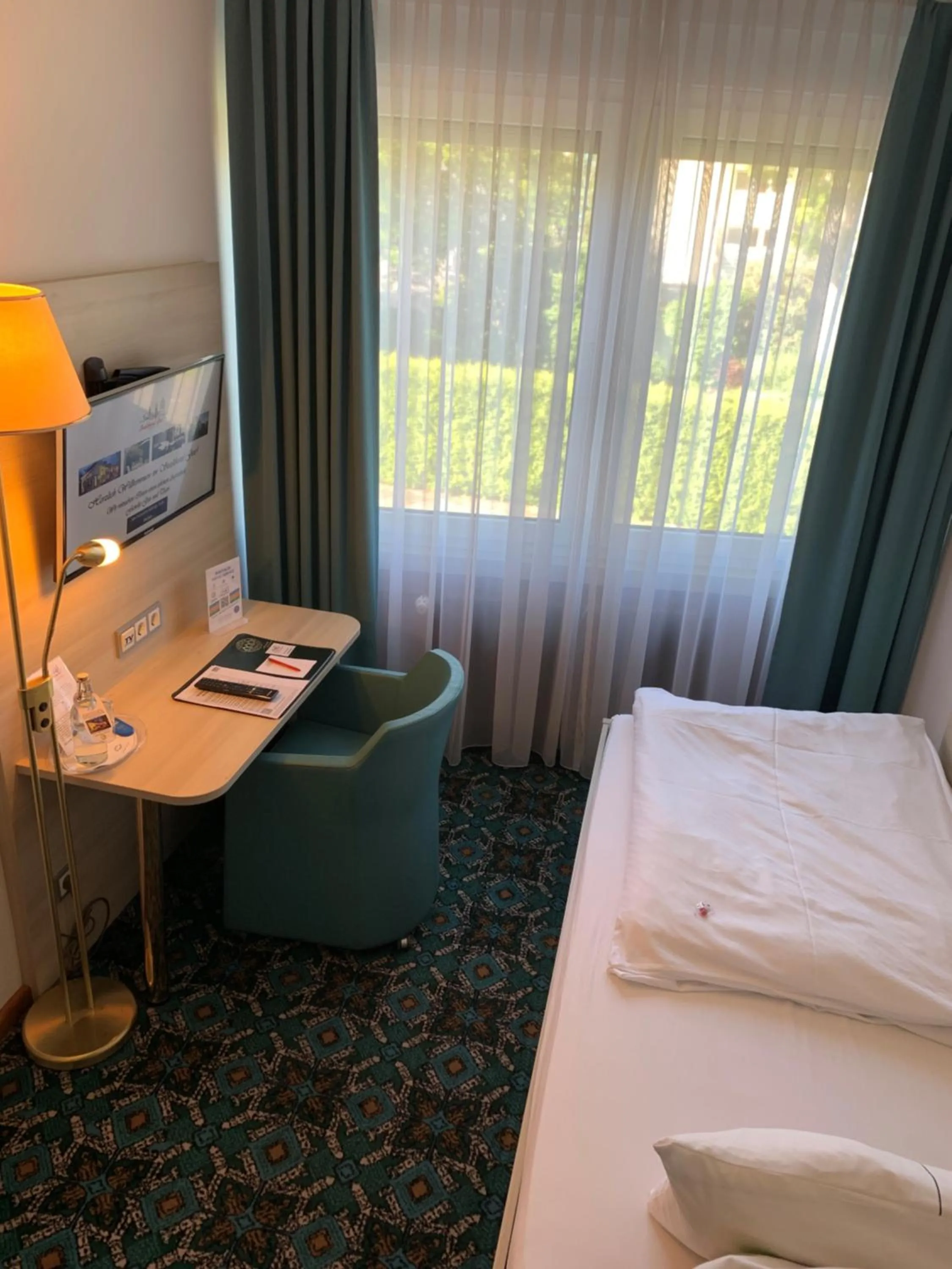 Photo of the whole room, Bed in Stadthotel Geis