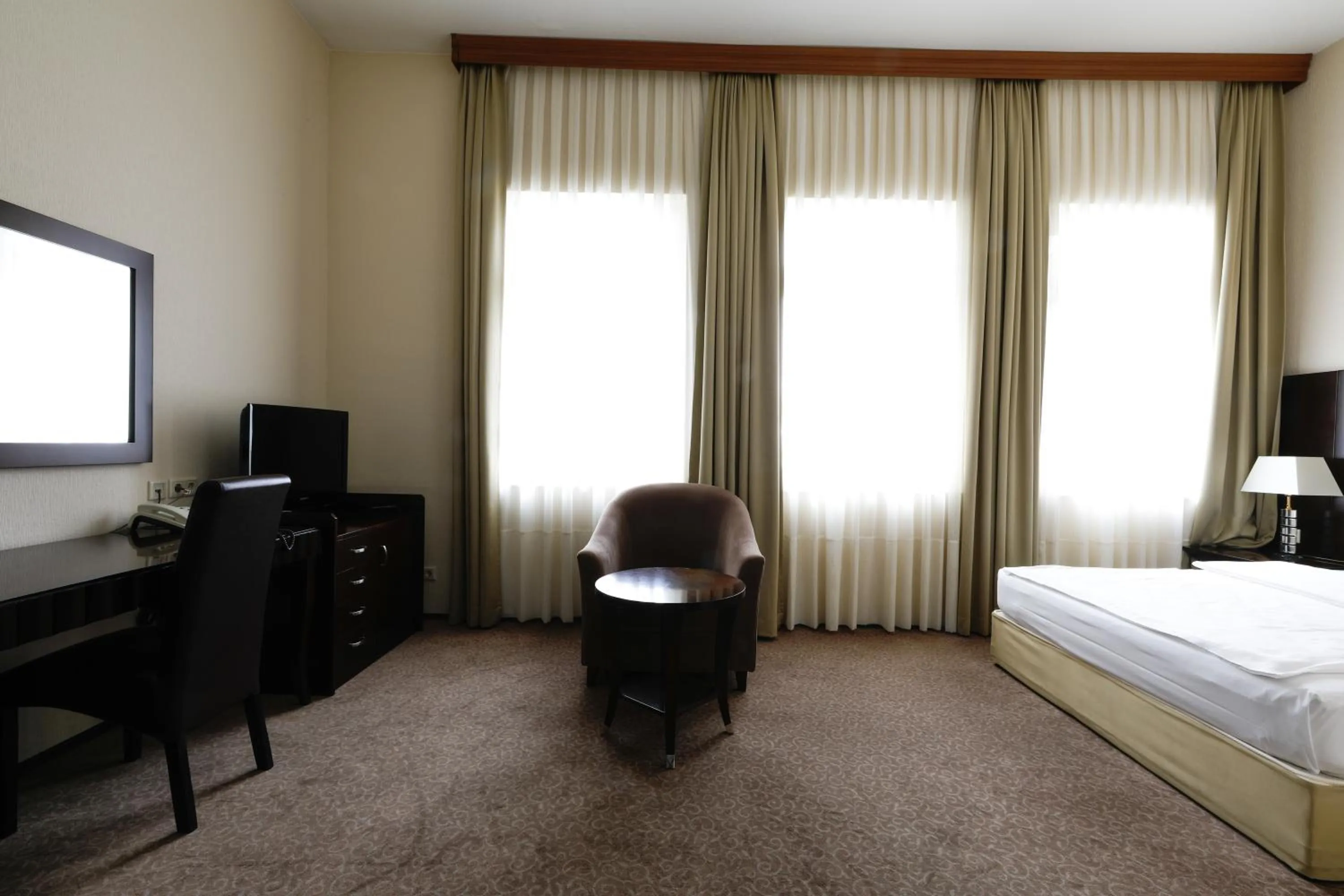 Photo of the whole room, Bed in Grand Palace Hotel Hannover