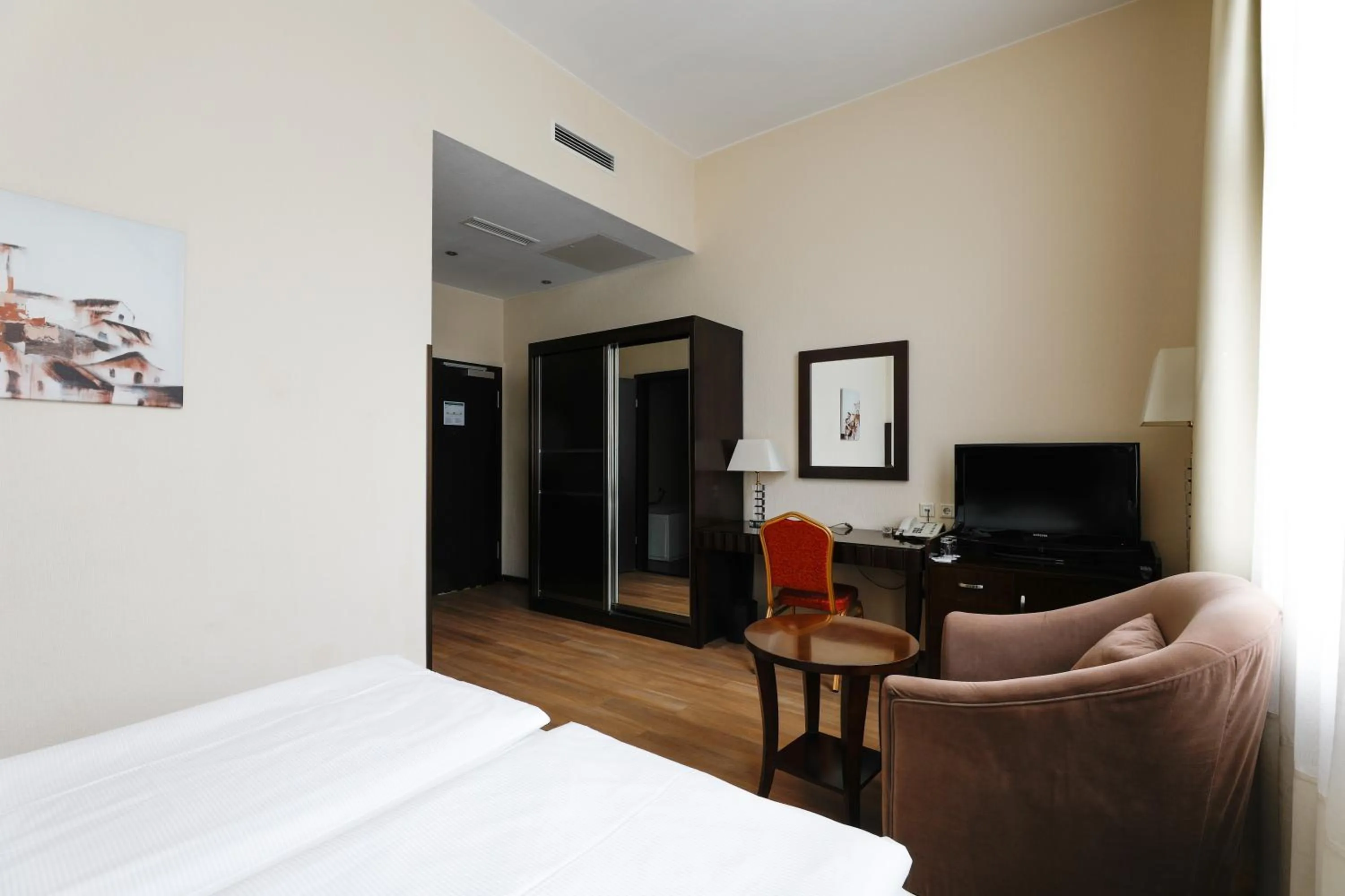 Photo of the whole room, Bed in Grand Palace Hotel Hannover