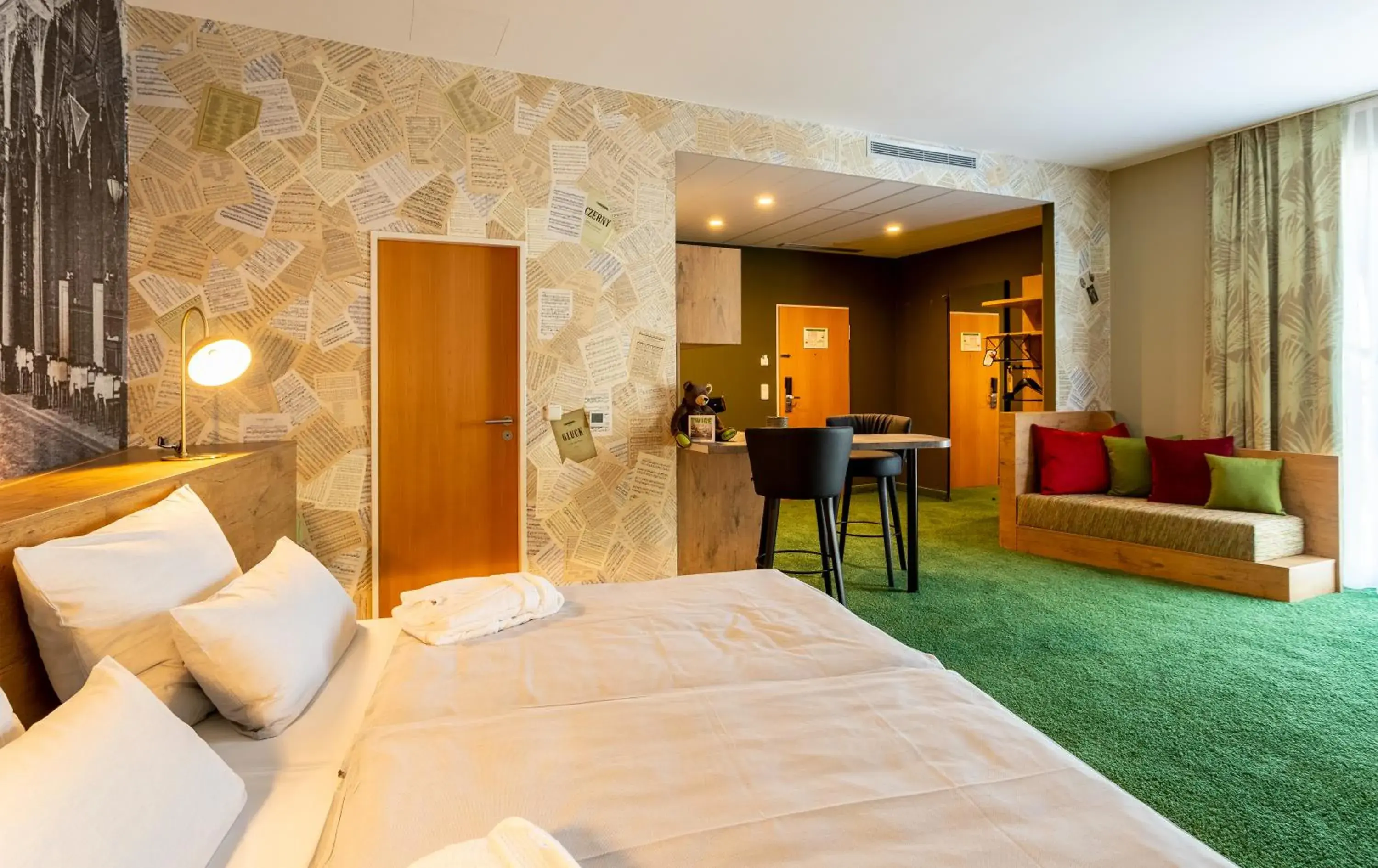 Großes Doppelzimmer „ROOMY“ mit Küchenzeile in mightyTwice Hotel Dresden Großes Doppelzimmer „ROOMY“ mit Küchenzeile in mightyTwice Hotel Dresden