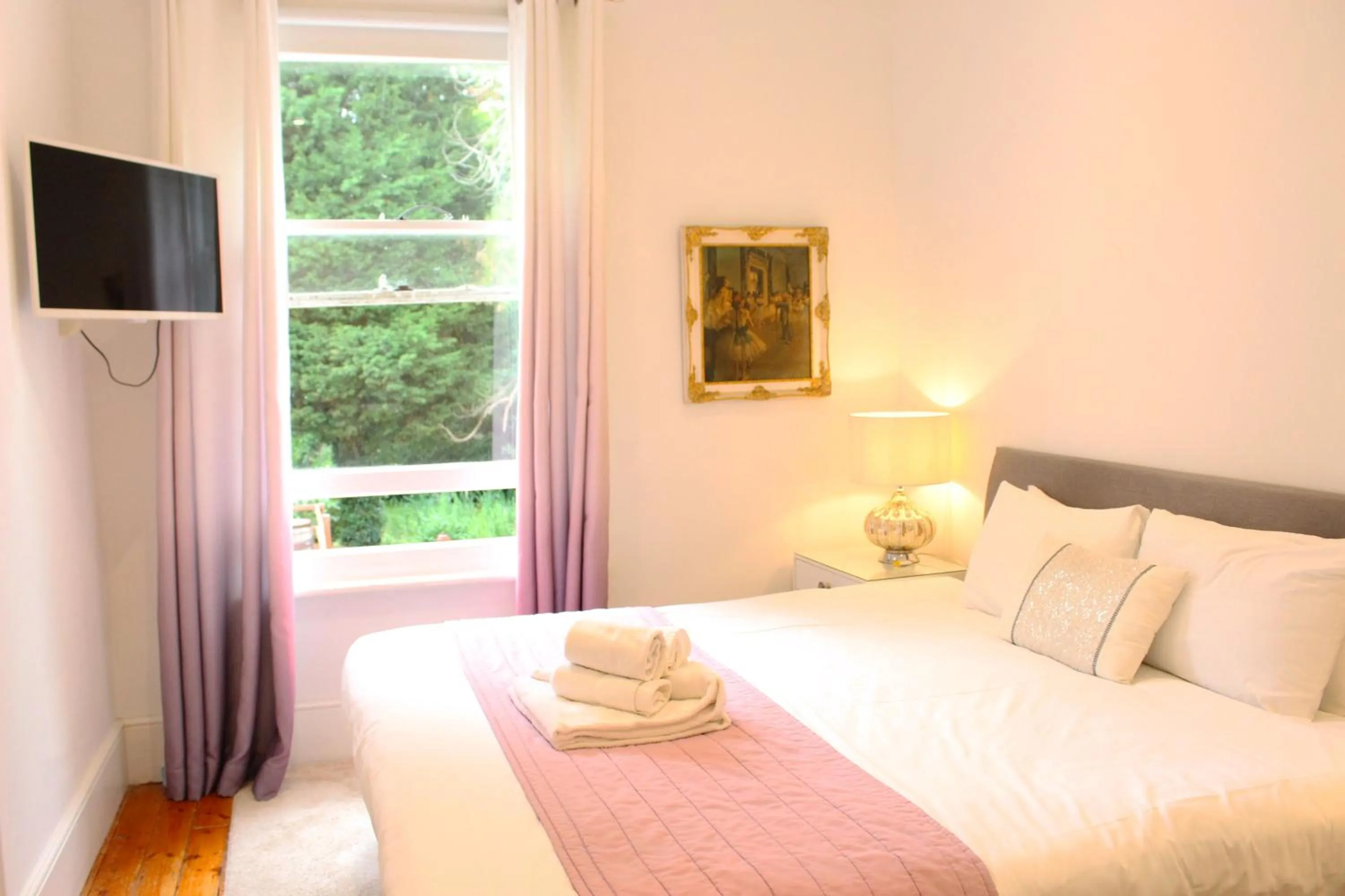 Bed in Guestling Hall Hotel