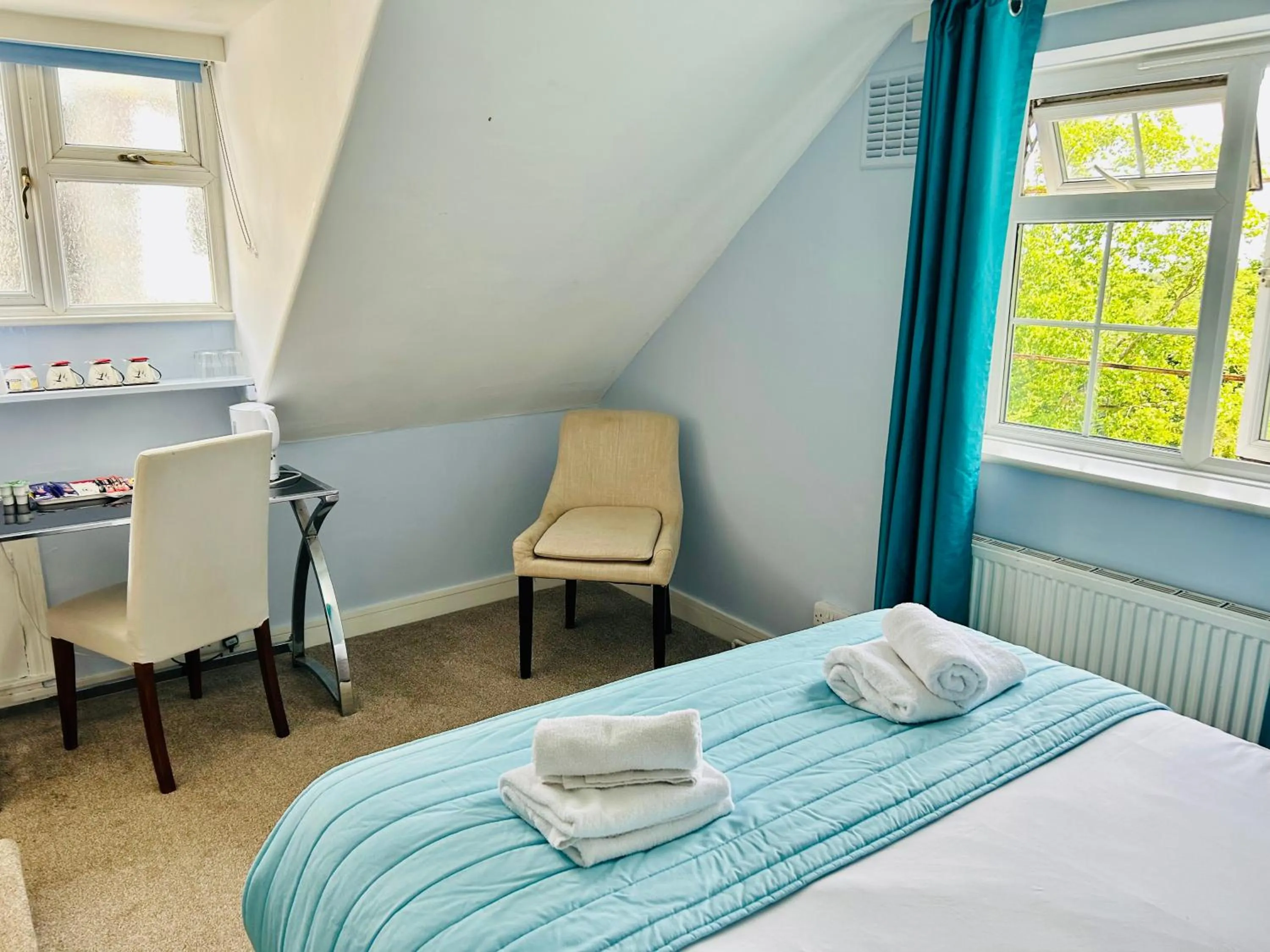 Bed in Guestling Hall Hotel