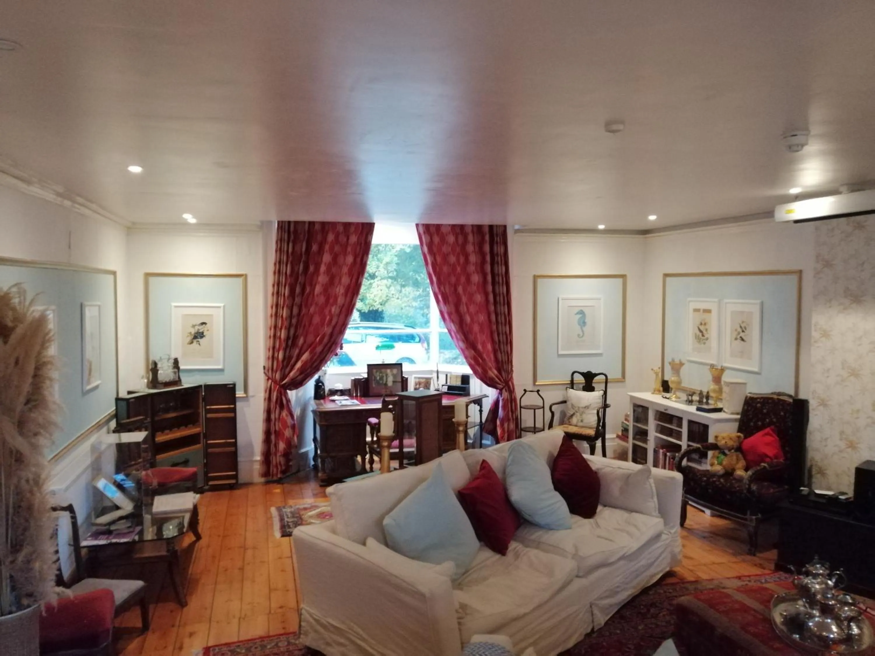 Communal lounge/ TV room, Bed in Guestling Hall Hotel