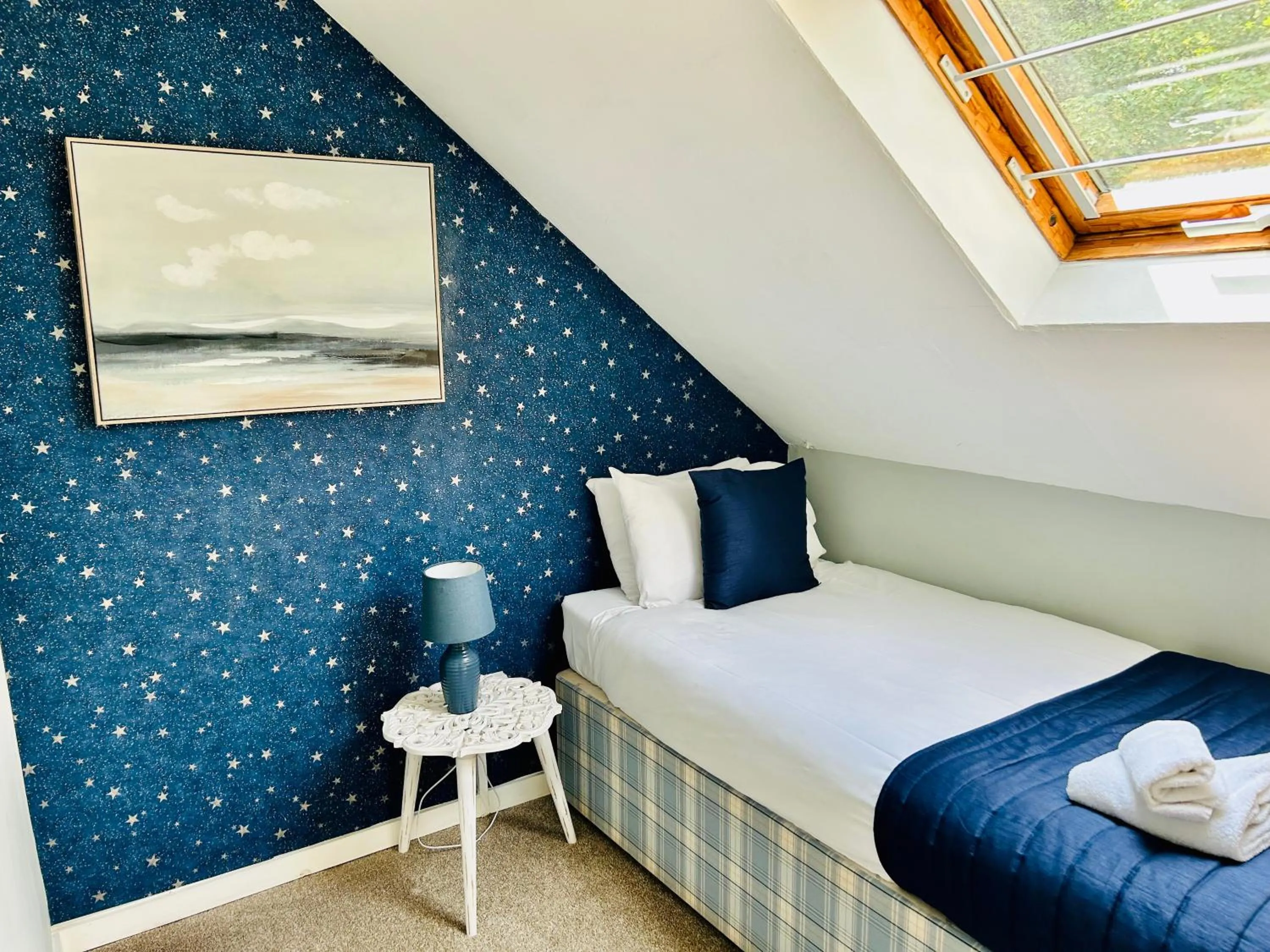 Bed in Guestling Hall Hotel