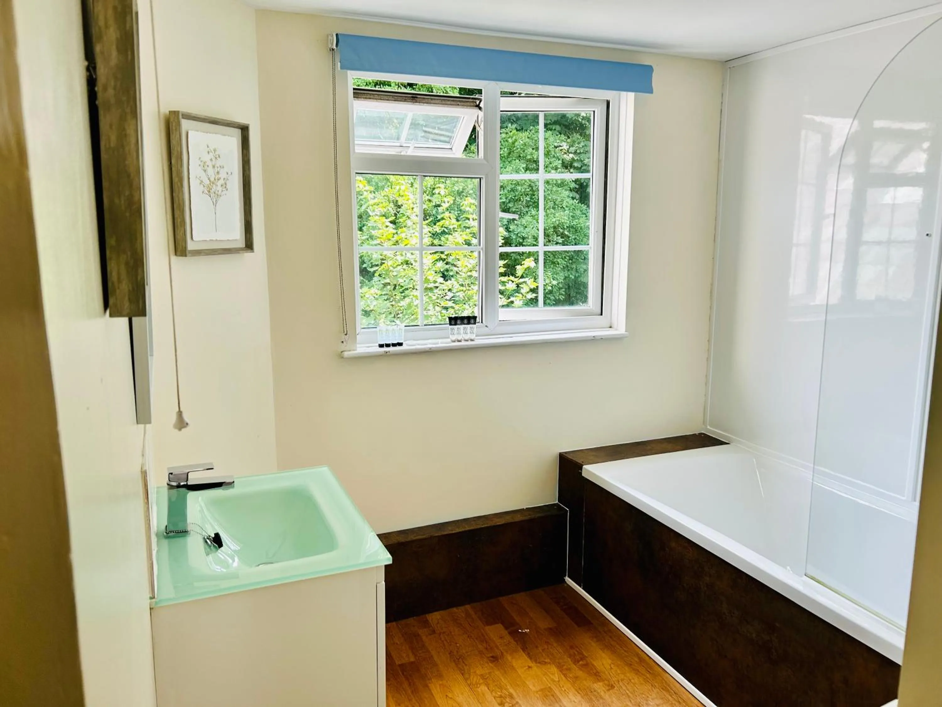 Bathroom in Guestling Hall Hotel