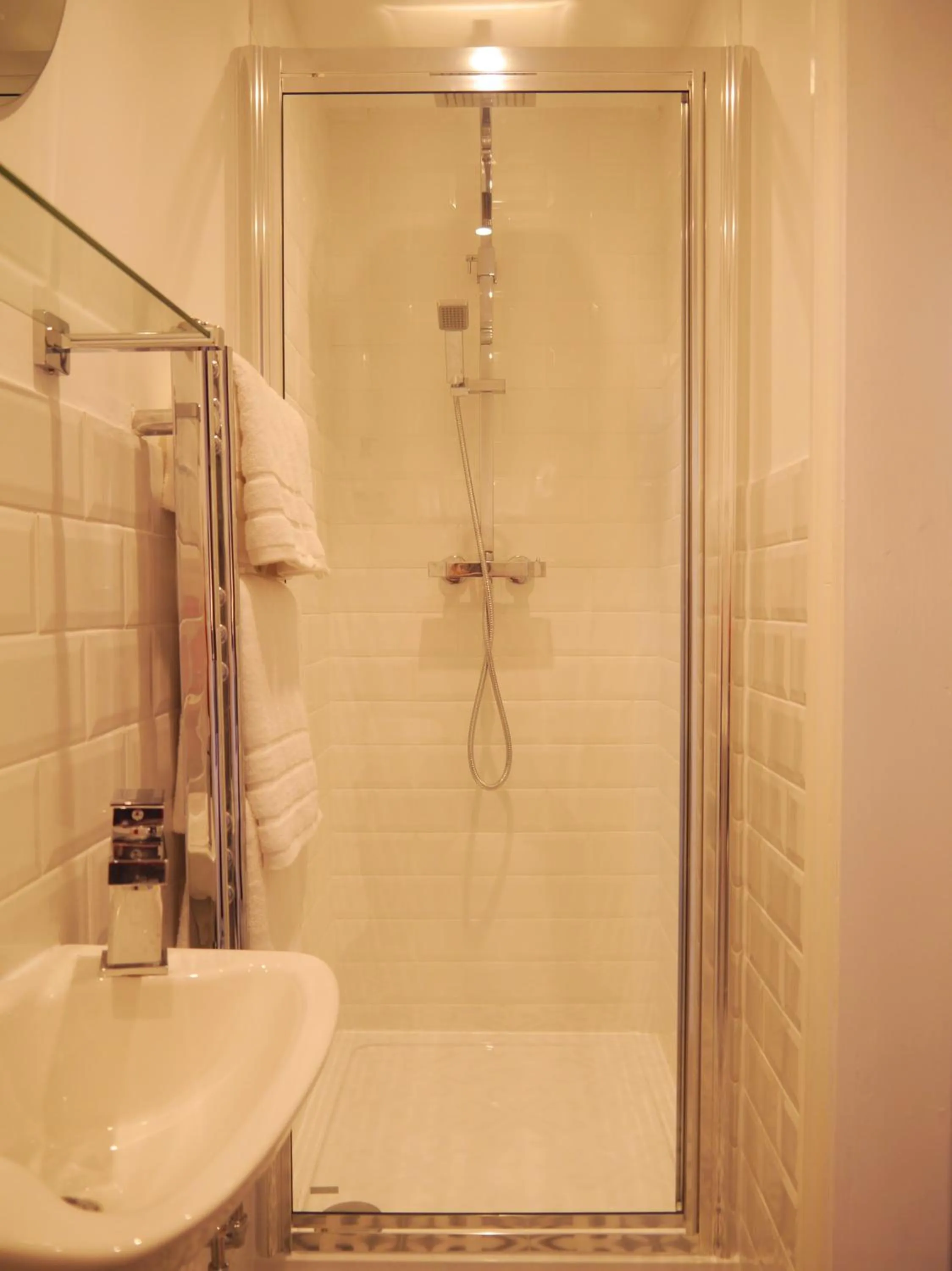 Shower in Guestling Hall Hotel