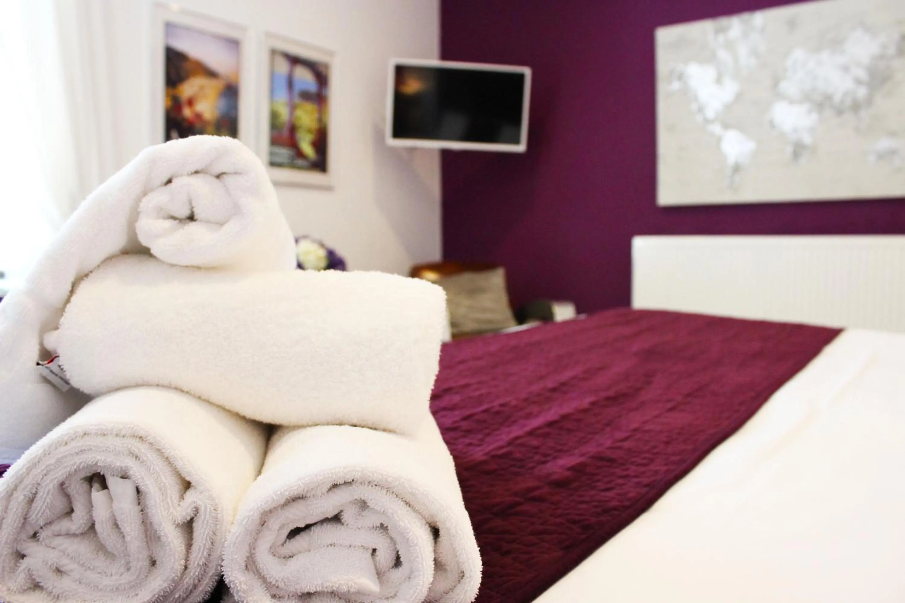 Bed in Guestling Hall Hotel