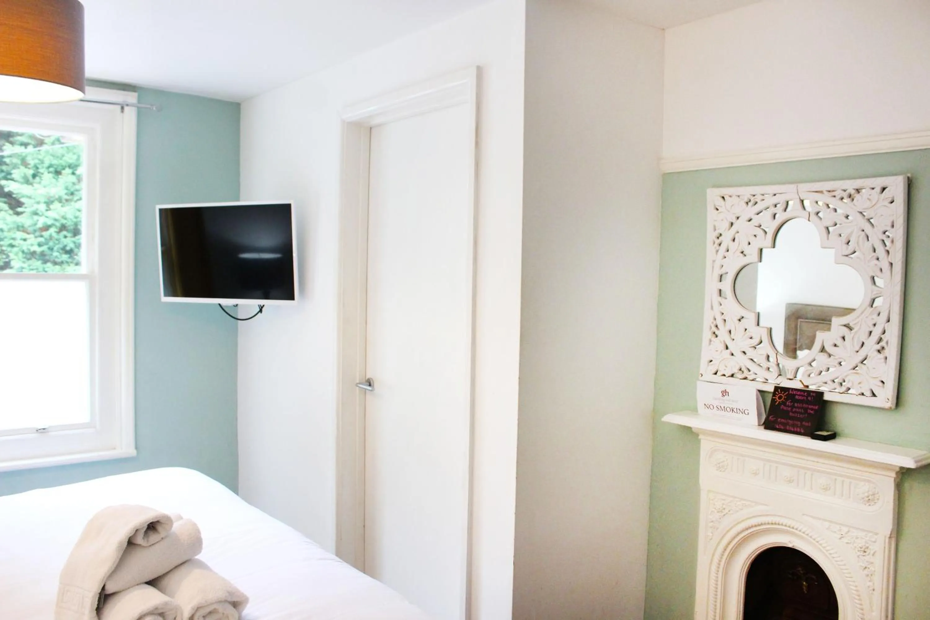 Bed in Guestling Hall Hotel