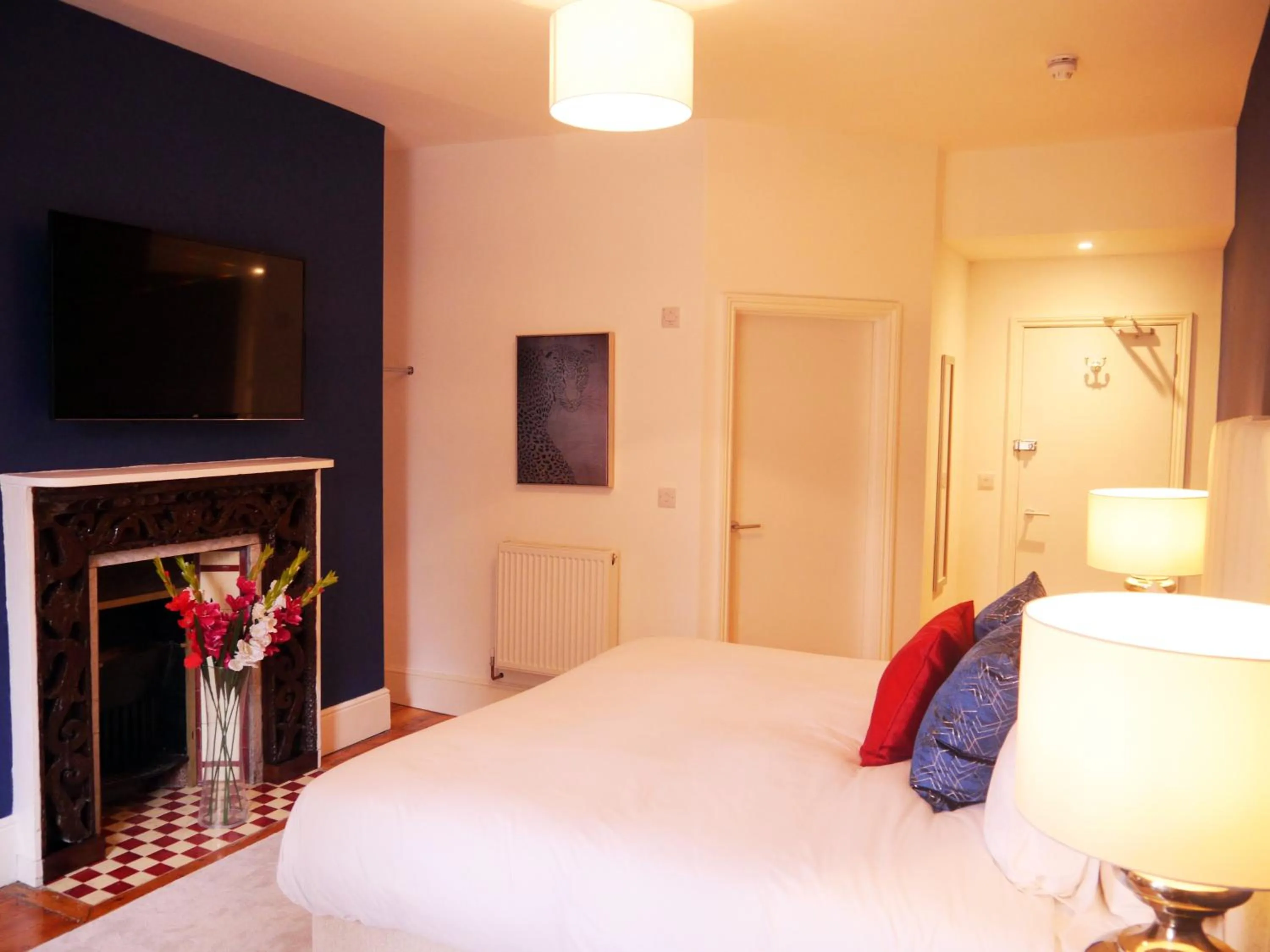 Bed in Guestling Hall Hotel