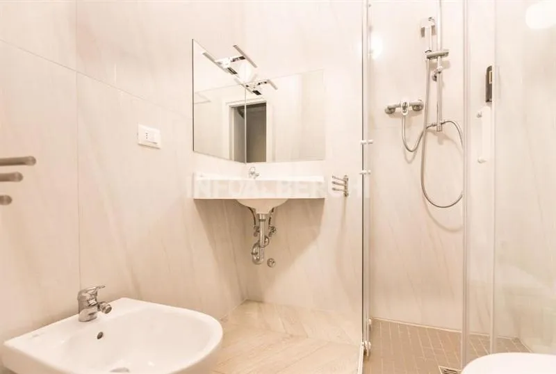 Shower in Hotel Britannia