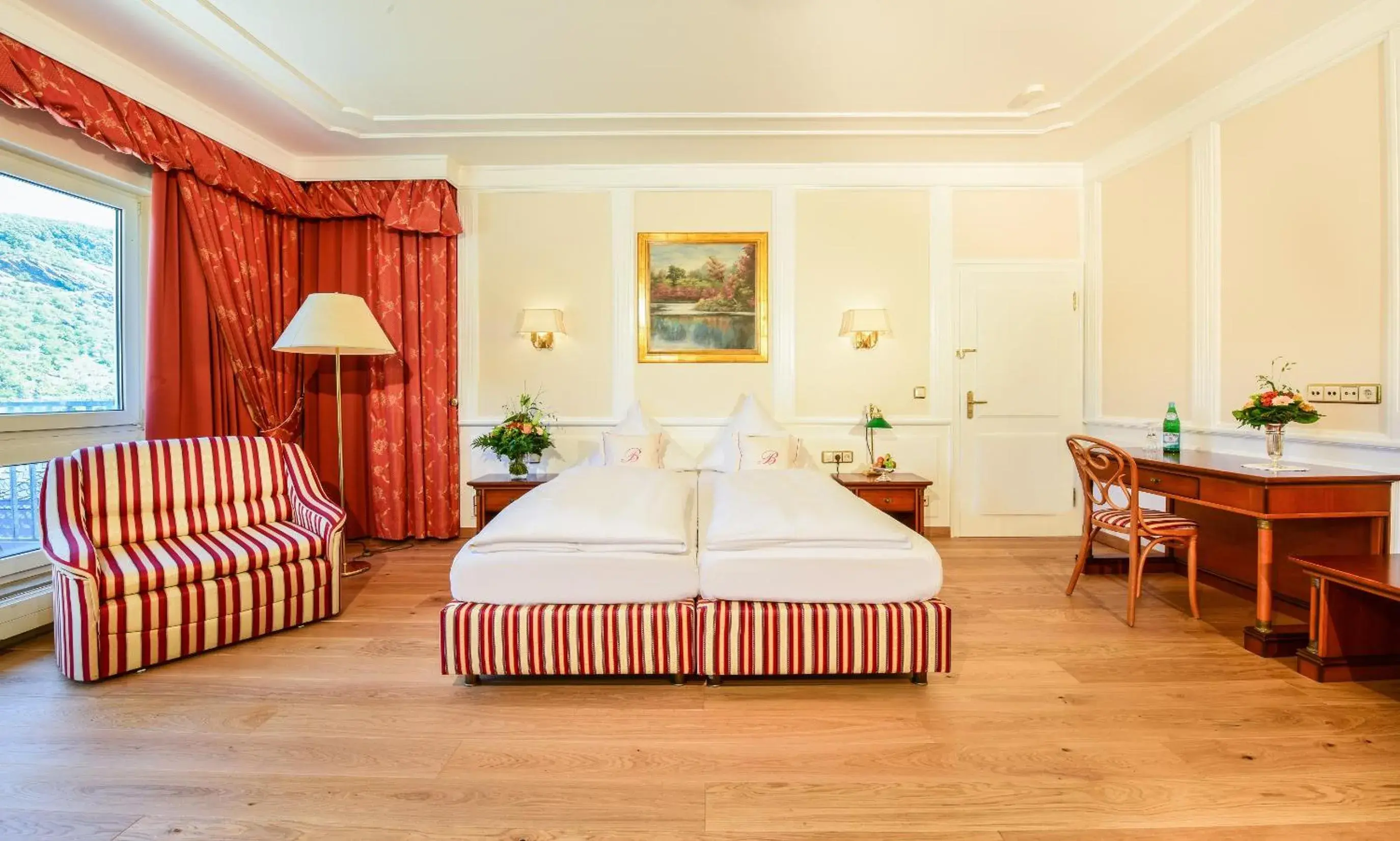 Photo of the whole room, Bed in Bellevue Rheinhotel Photo of the whole room, Bed in Bellevue Rheinhotel