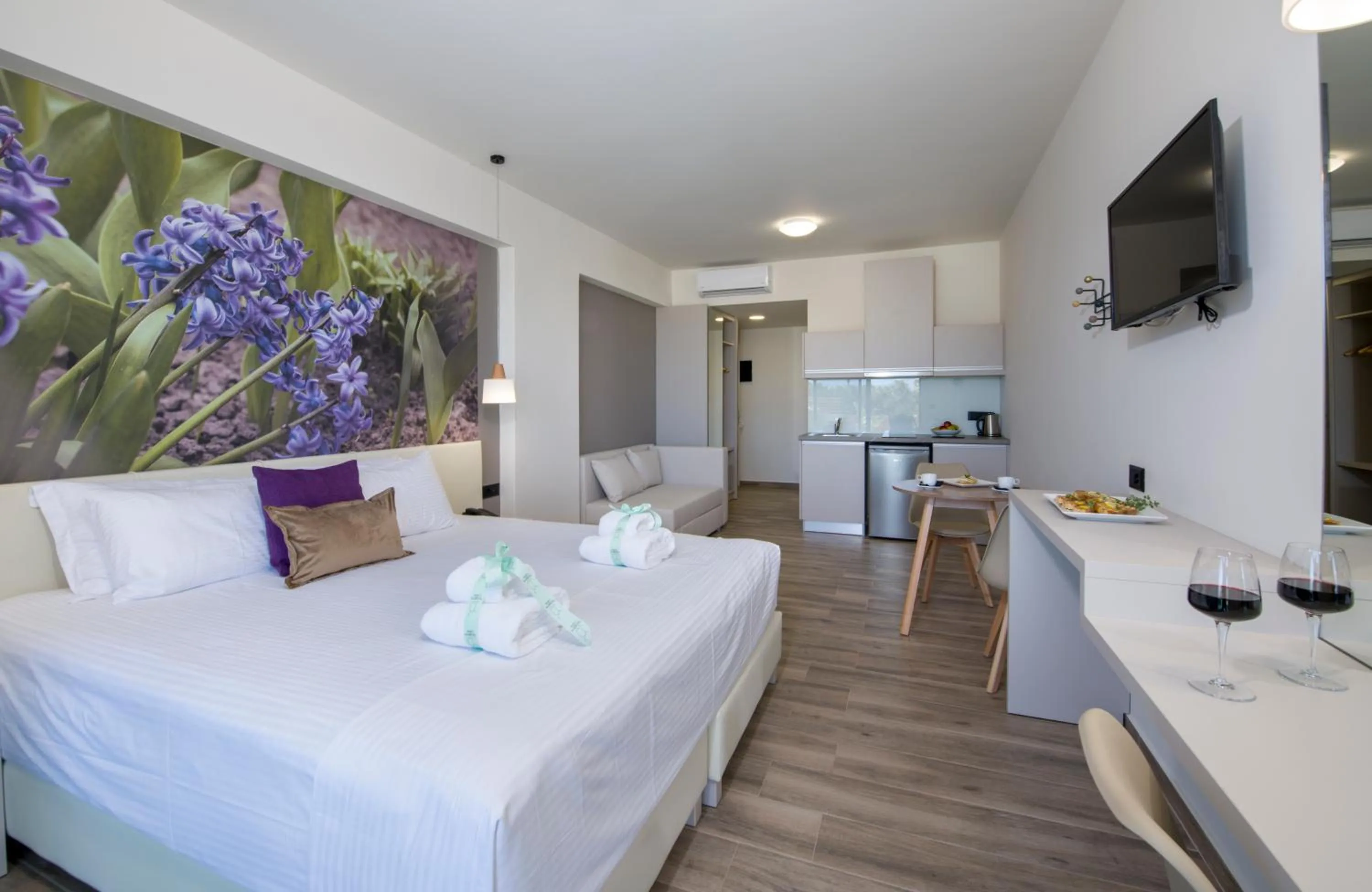 Photo of the whole room, Bed in Incognito Creta Luxury Suites and More