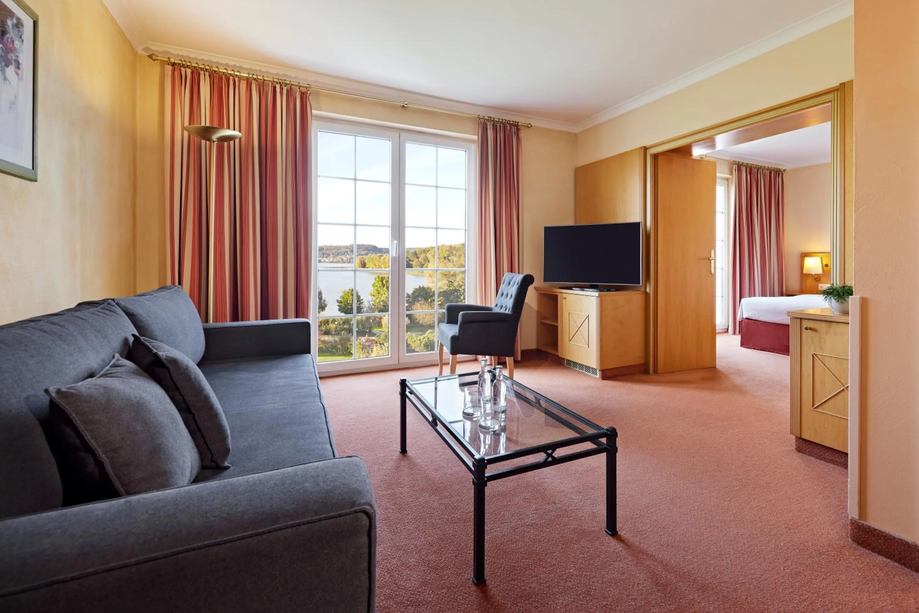 Living room, Bed in Golf- und Sporthotel Wiesensee