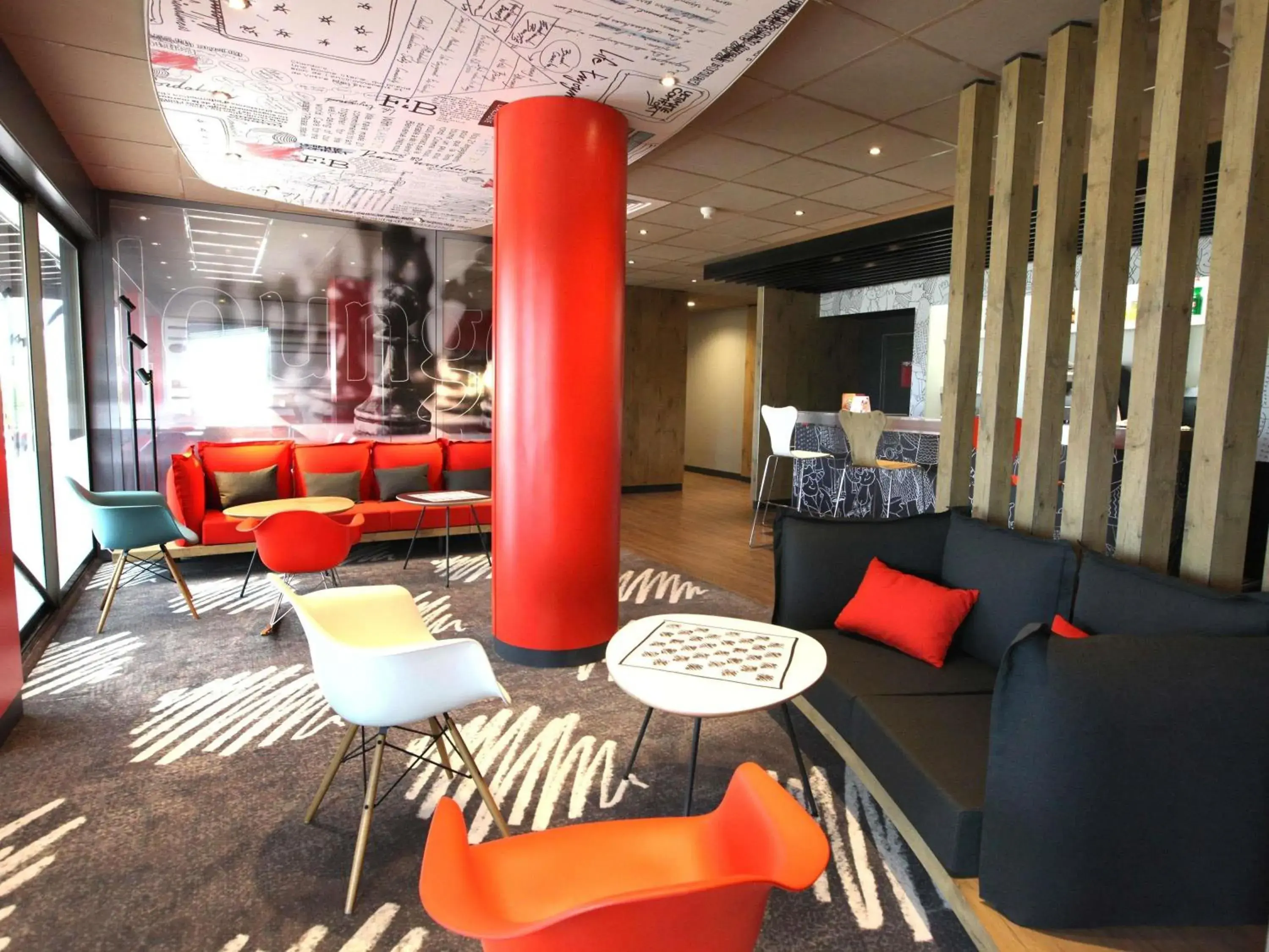 Lounge or bar in ibis Aurillac Lounge or bar in ibis Aurillac