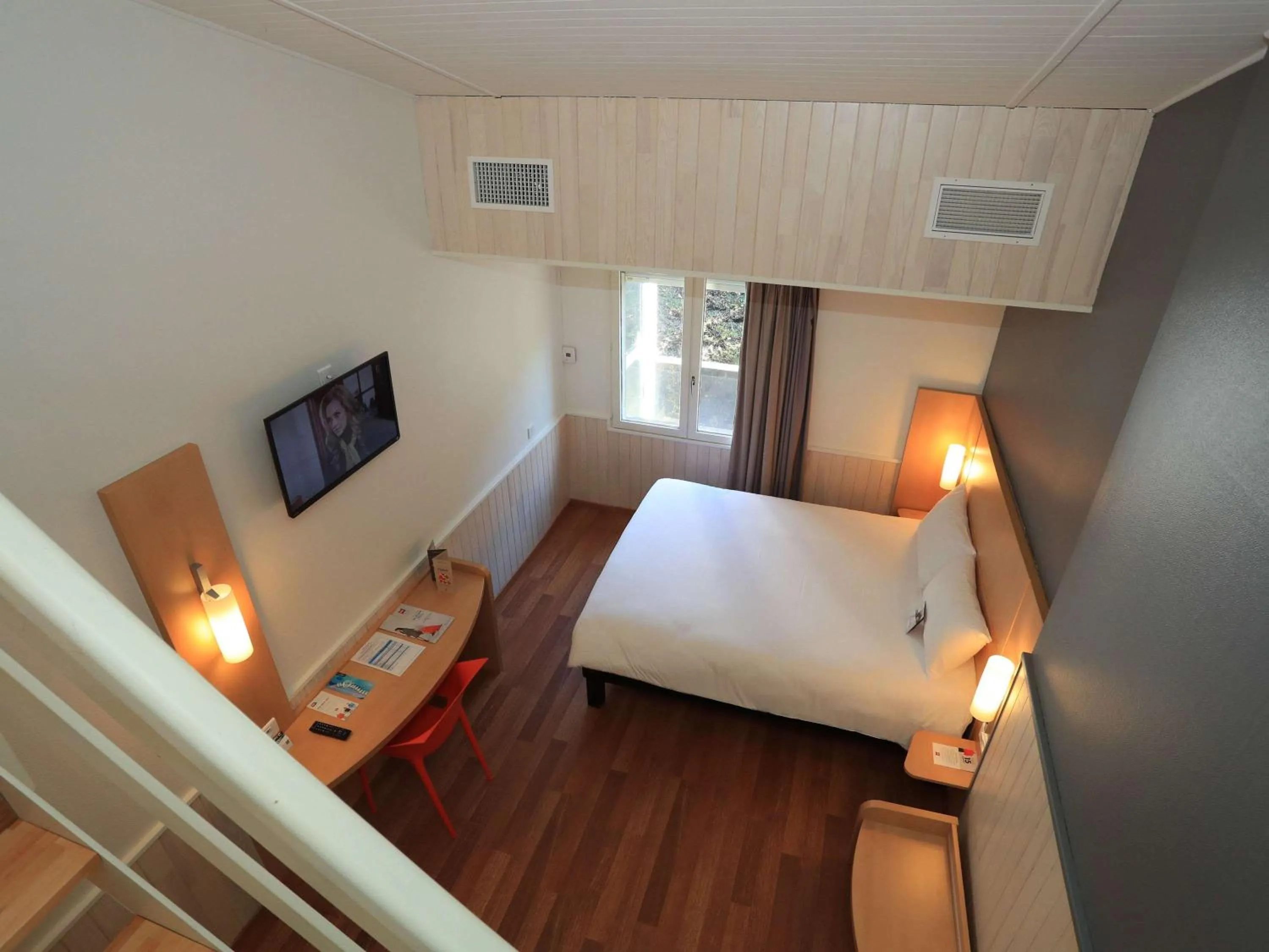 Photo of the whole room, Bed in ibis Aurillac