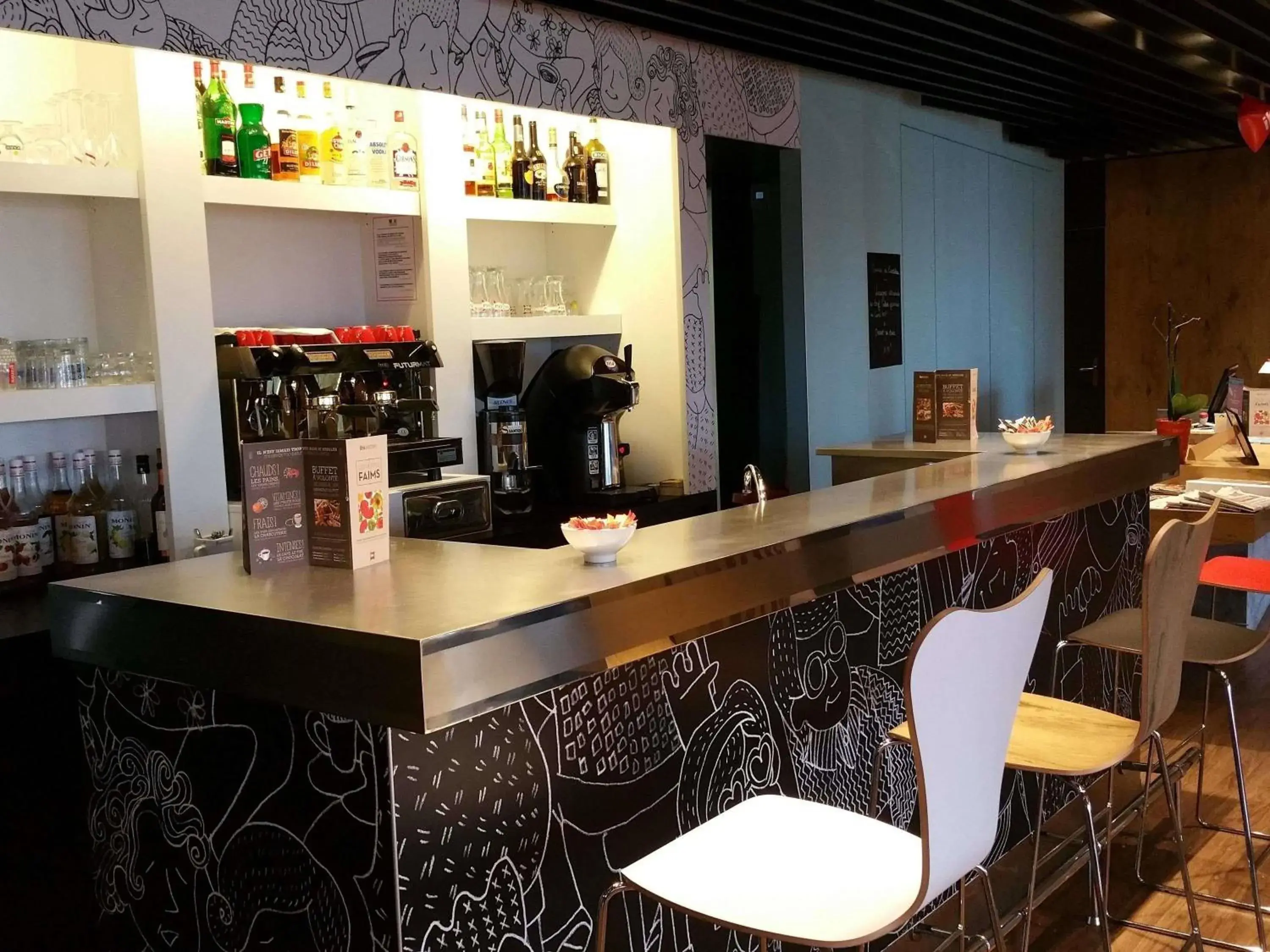 Lounge or bar in ibis Aurillac Lounge or bar in ibis Aurillac