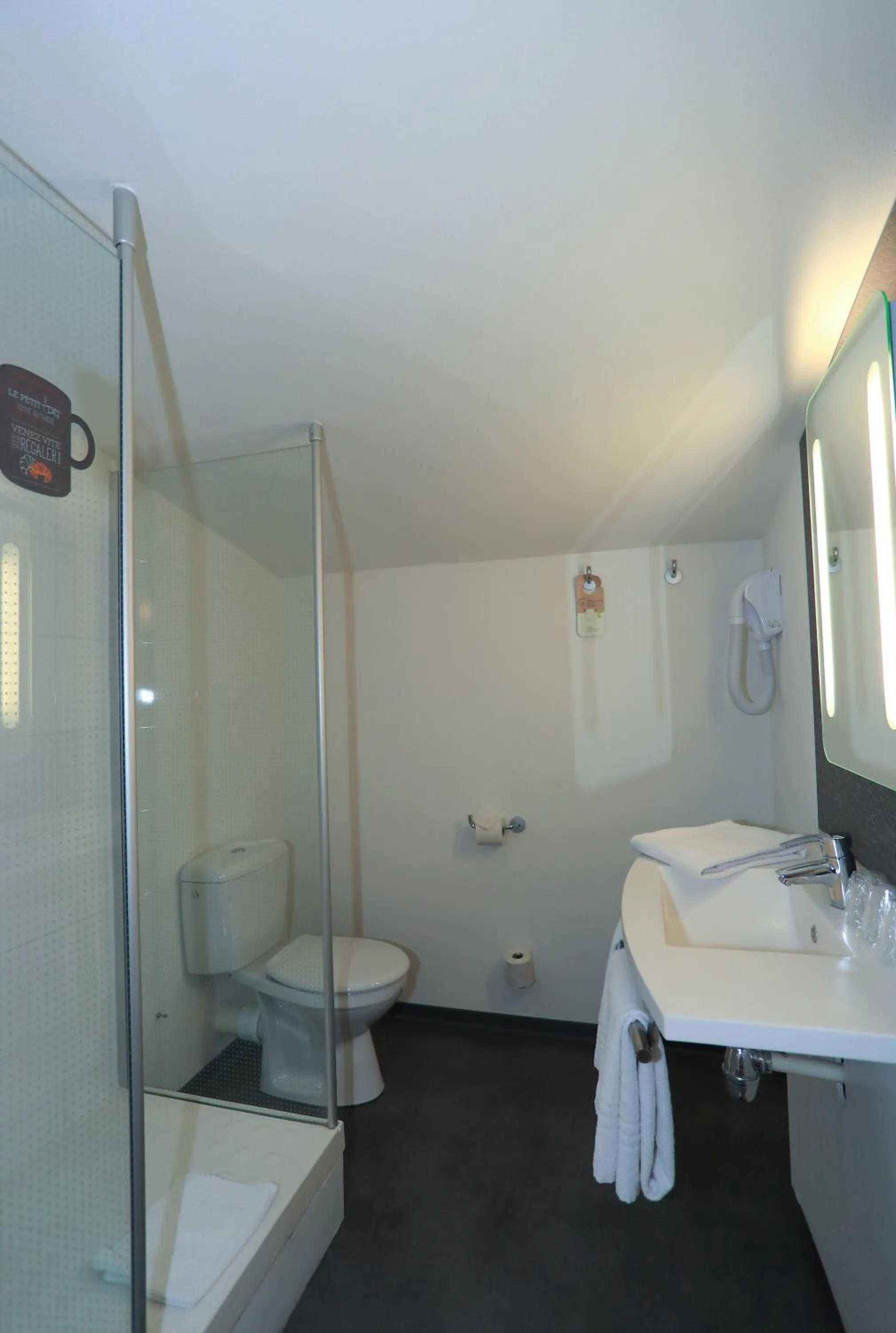 Bathroom in ibis Aurillac