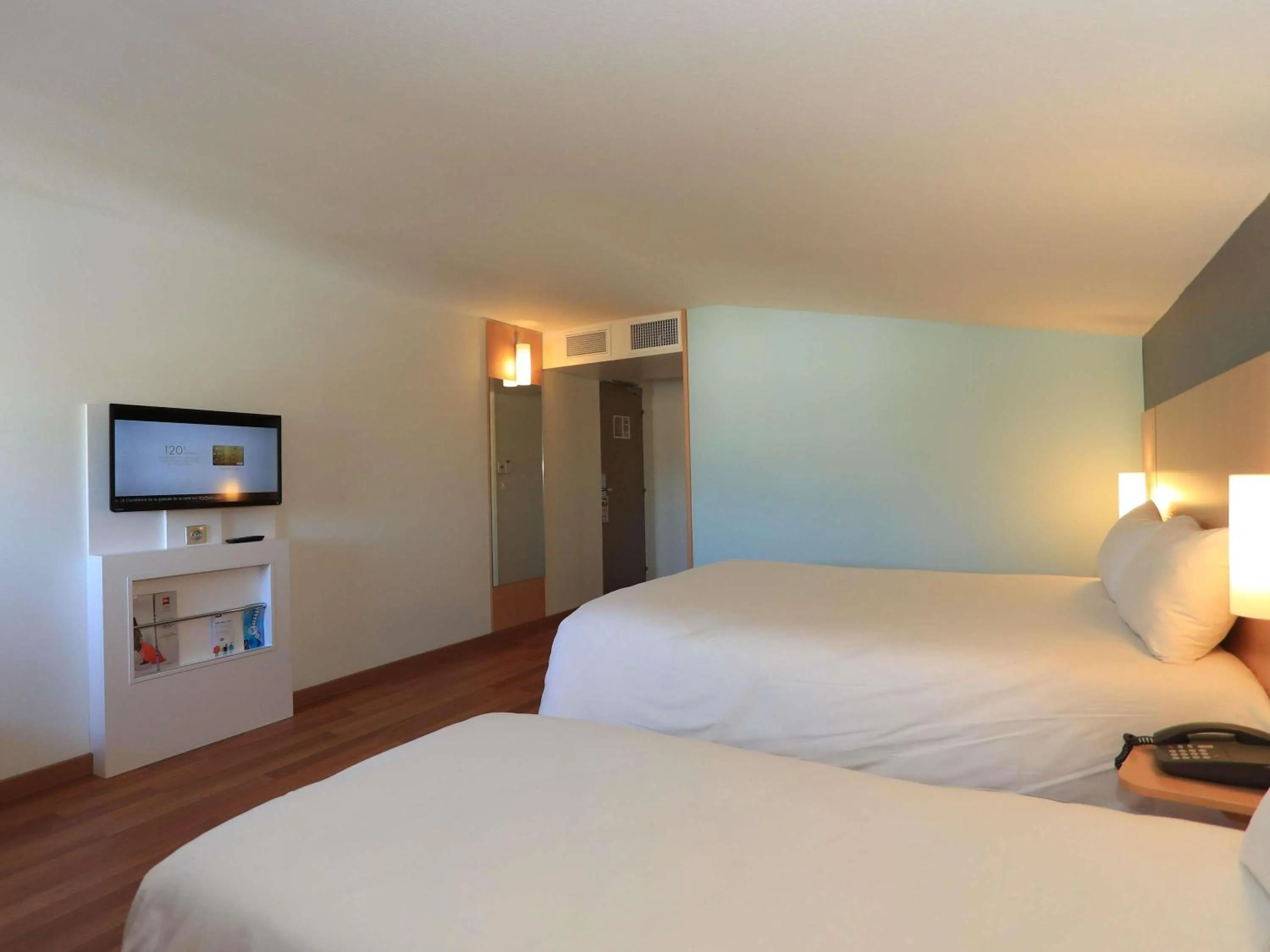 Bedroom, Bed in ibis Aurillac
