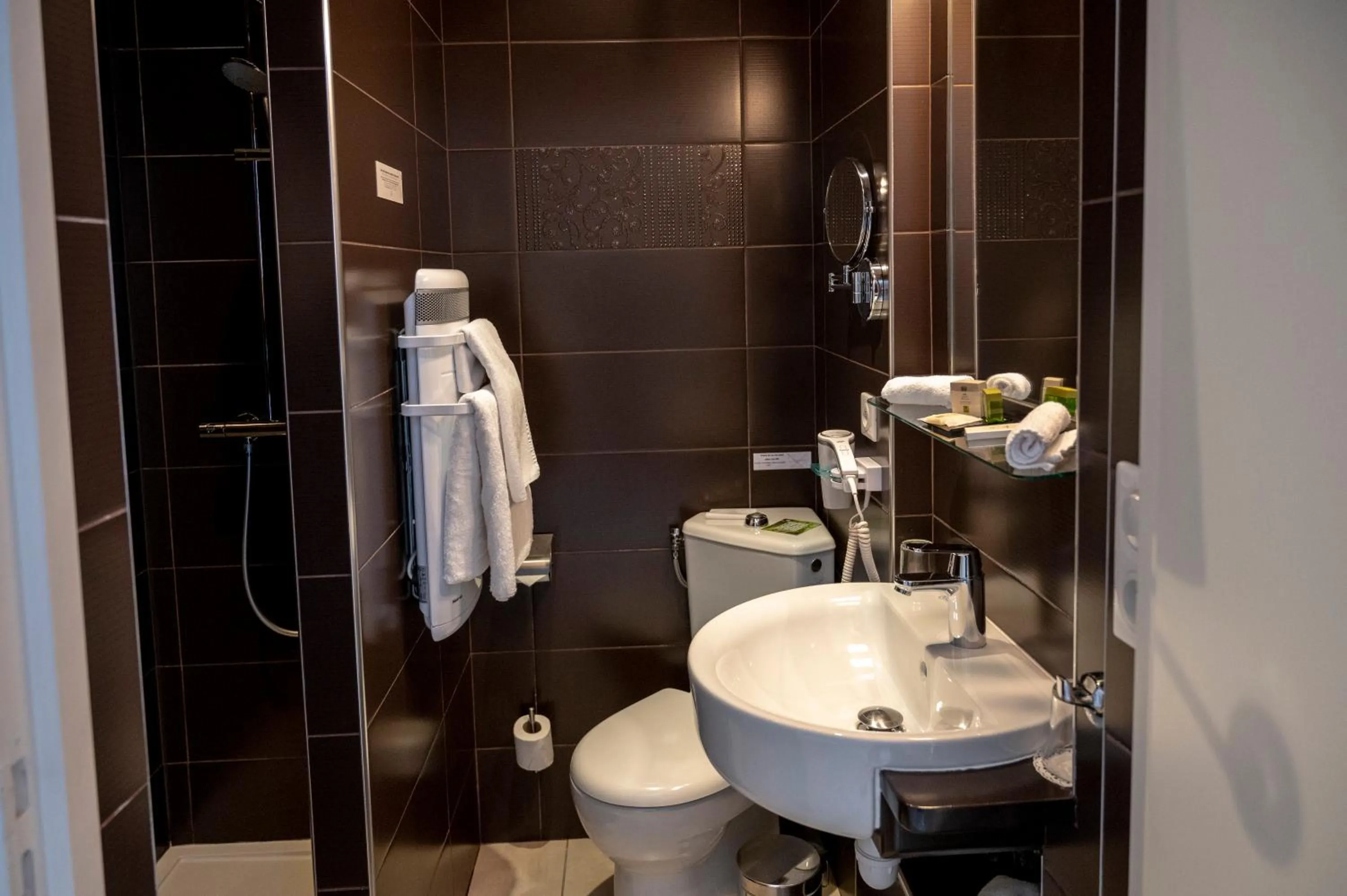 Bathroom in Logis Hôtels Restaurant Les 3 Rois