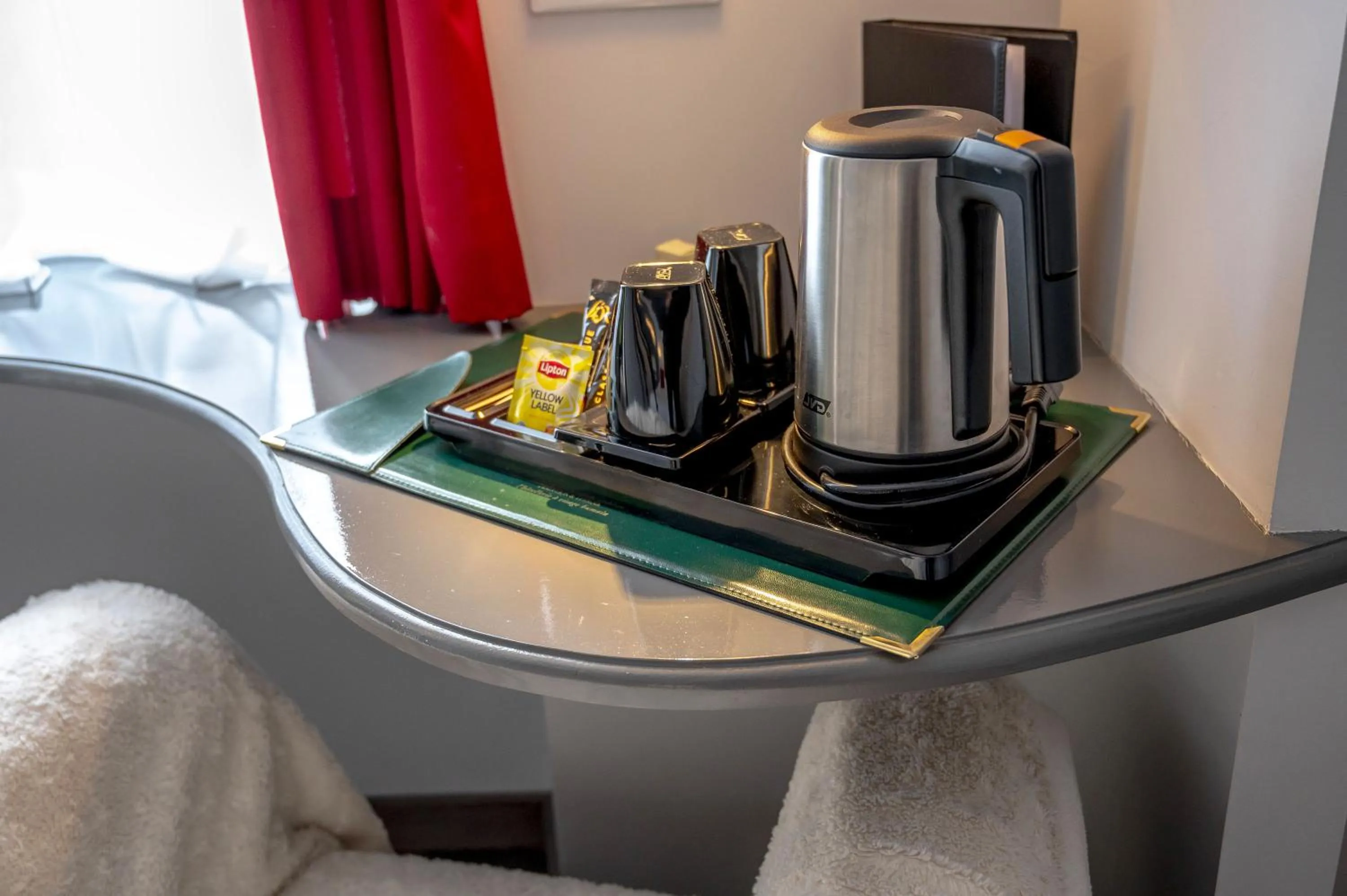 Coffee/tea facilities in Logis Hôtels Restaurant Les 3 Rois