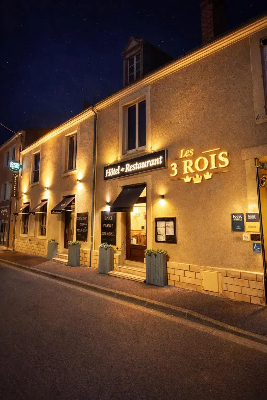 Property building in Logis Hôtels Restaurant Les 3 Rois Property building in Logis Hôtels Restaurant Les 3 Rois