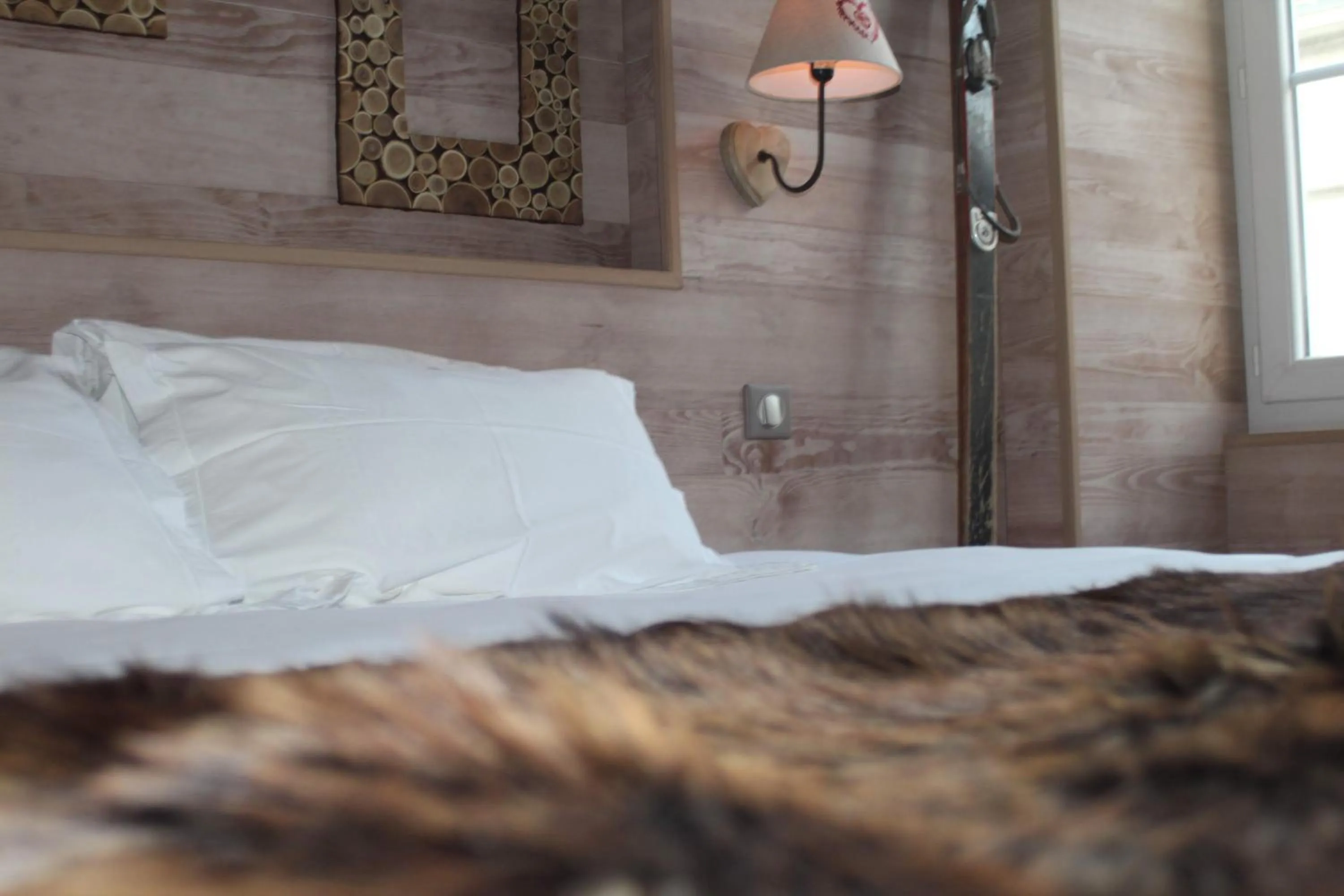 Bed in Logis Hôtels Restaurant Les 3 Rois