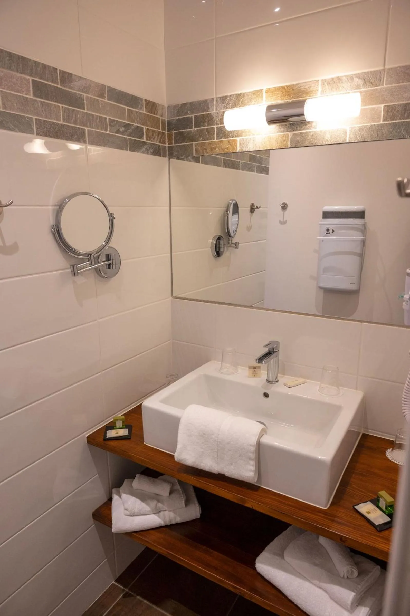 Logis Hôtels Restaurant Les 3 Rois