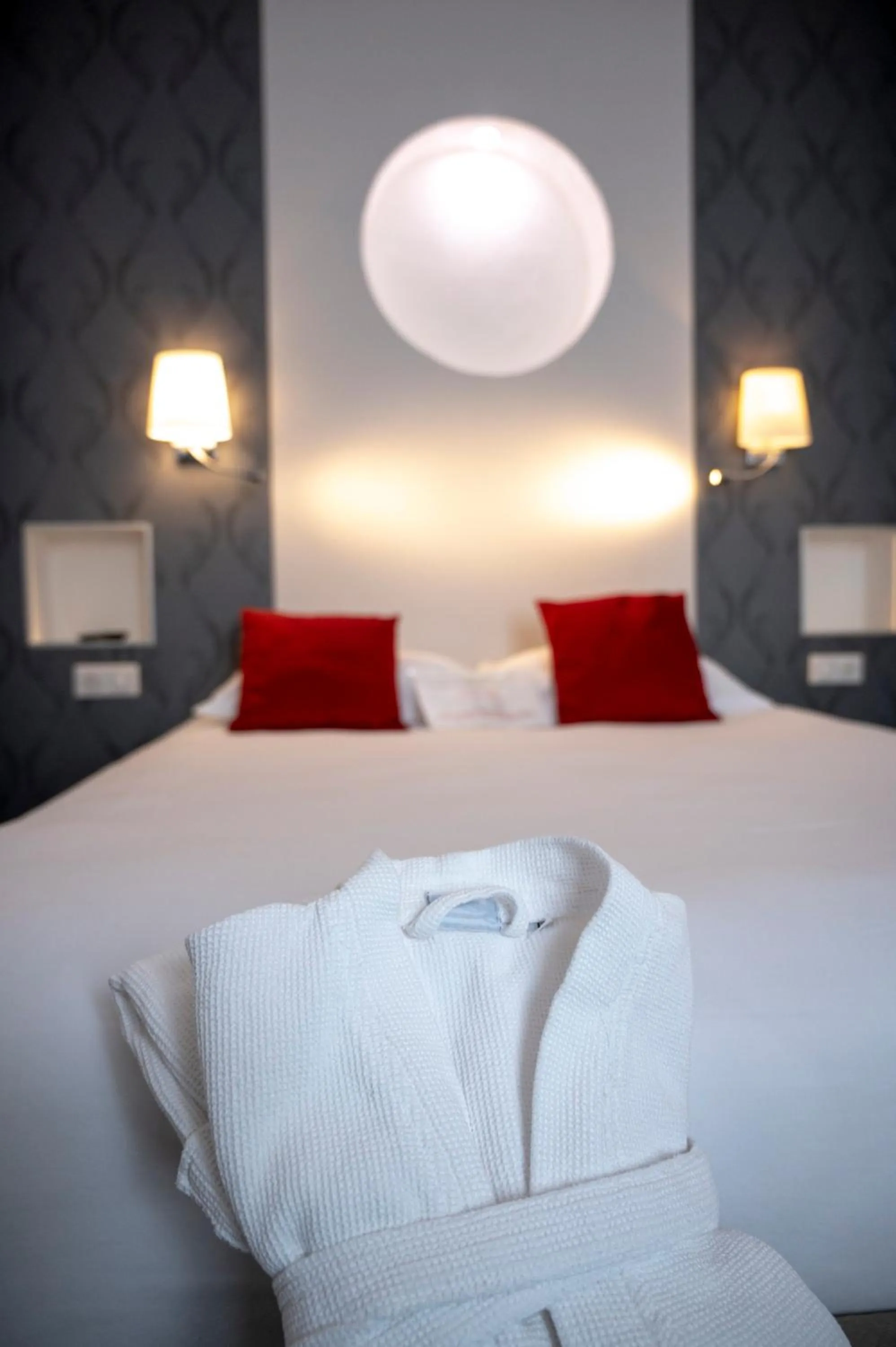 Bed in Logis Hôtels Restaurant Les 3 Rois