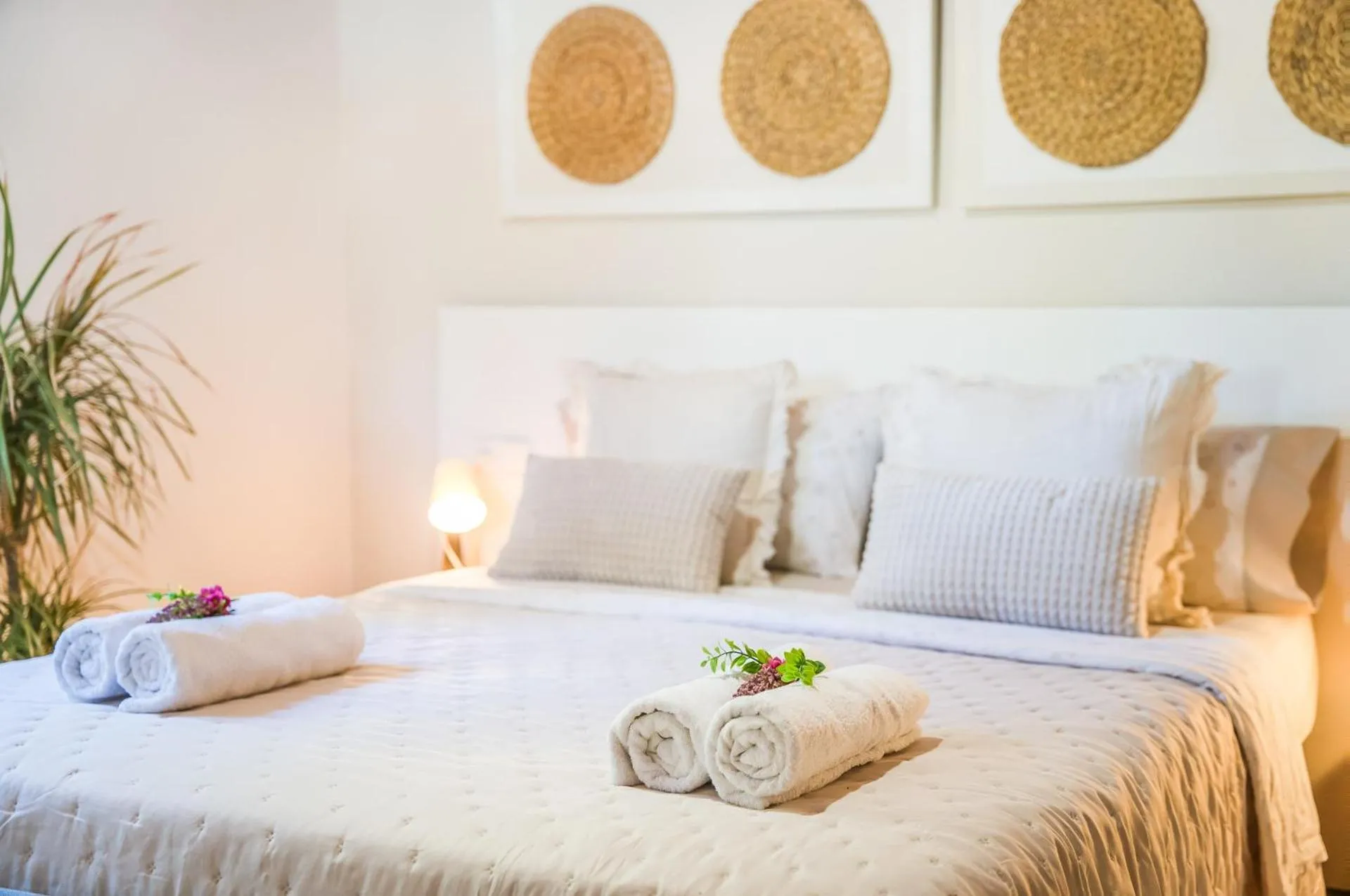Decorative detail, Bed in Ideal Property Mallorca - Finca Toni