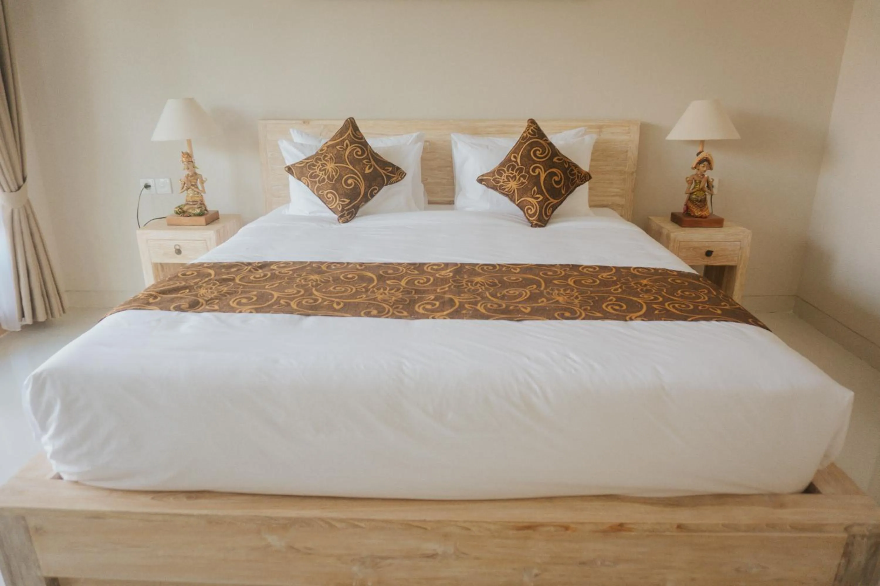 Bed in Auma Villa by Prasi
